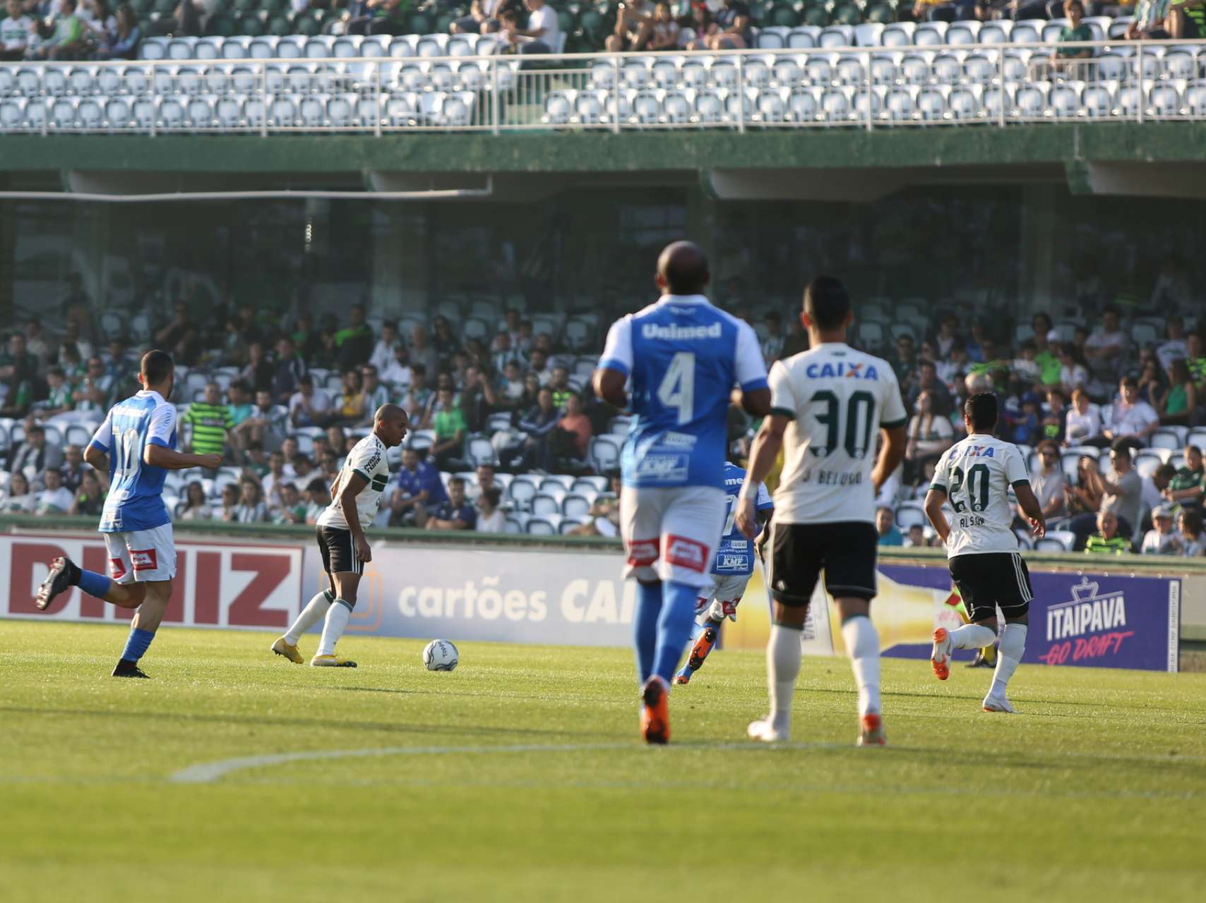 Coxa cede o empate em casa