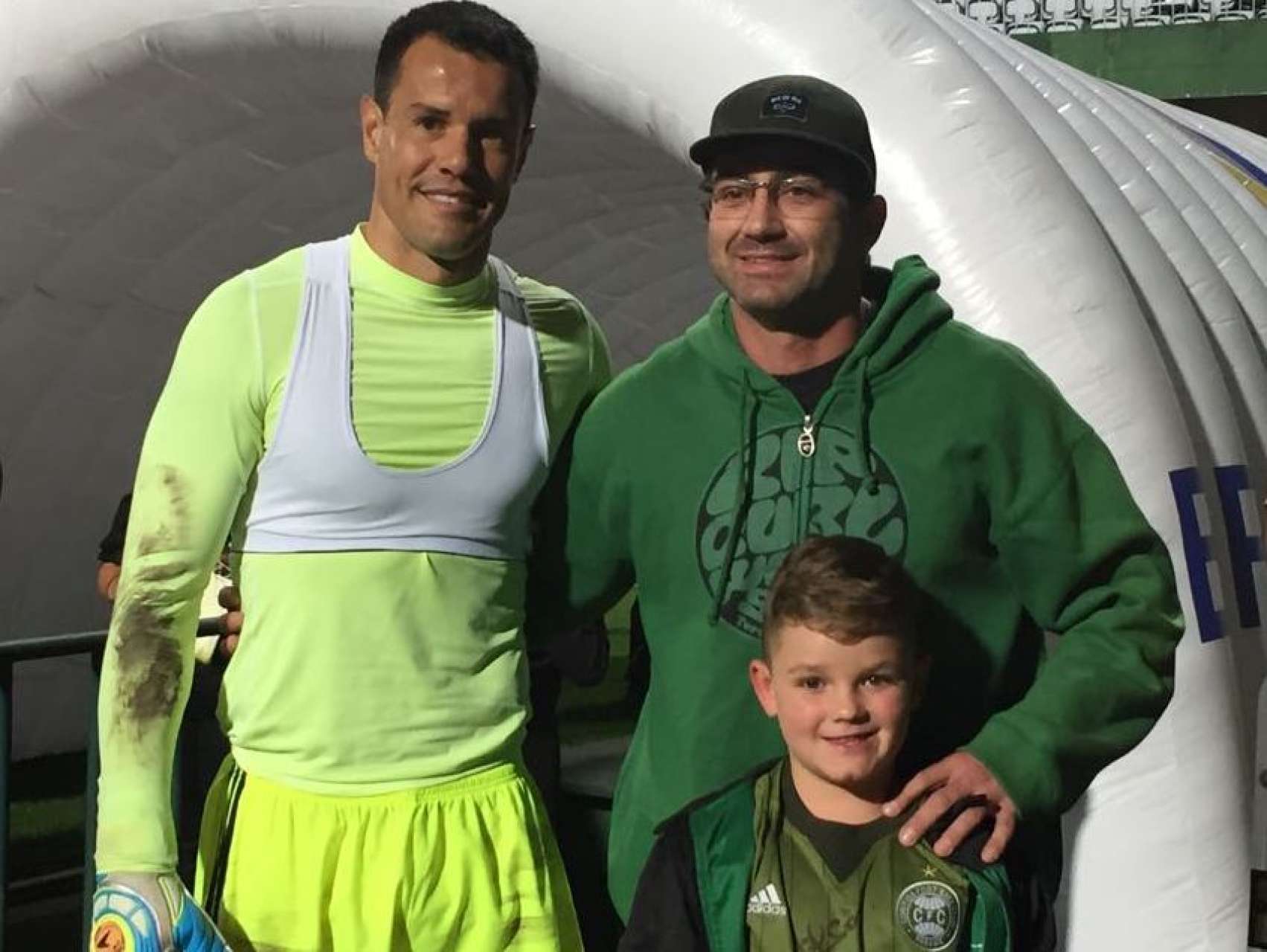 Torcedor sorteado recebe camisa de Wilson 