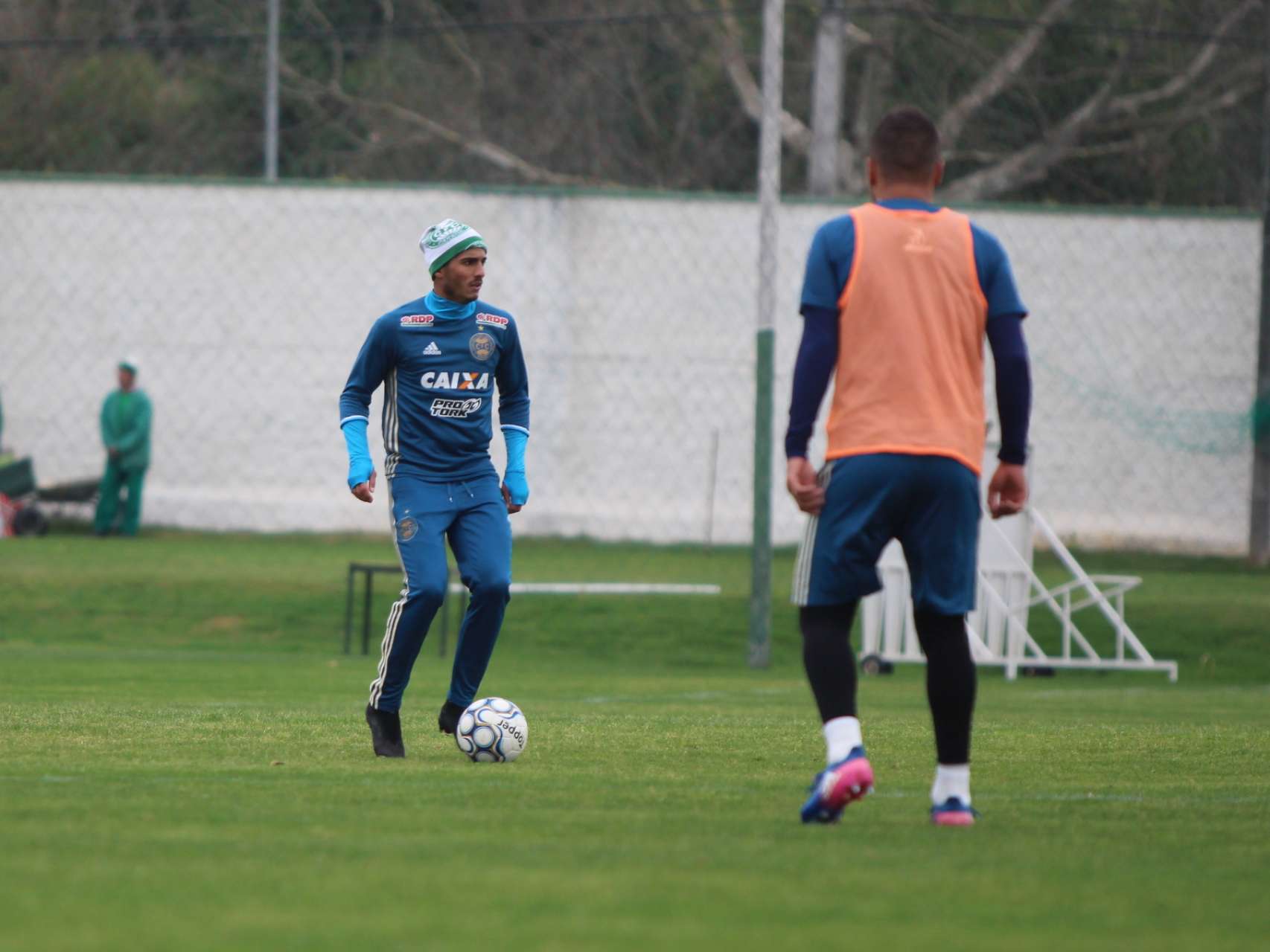 Coxa trabalha op��es na equipe