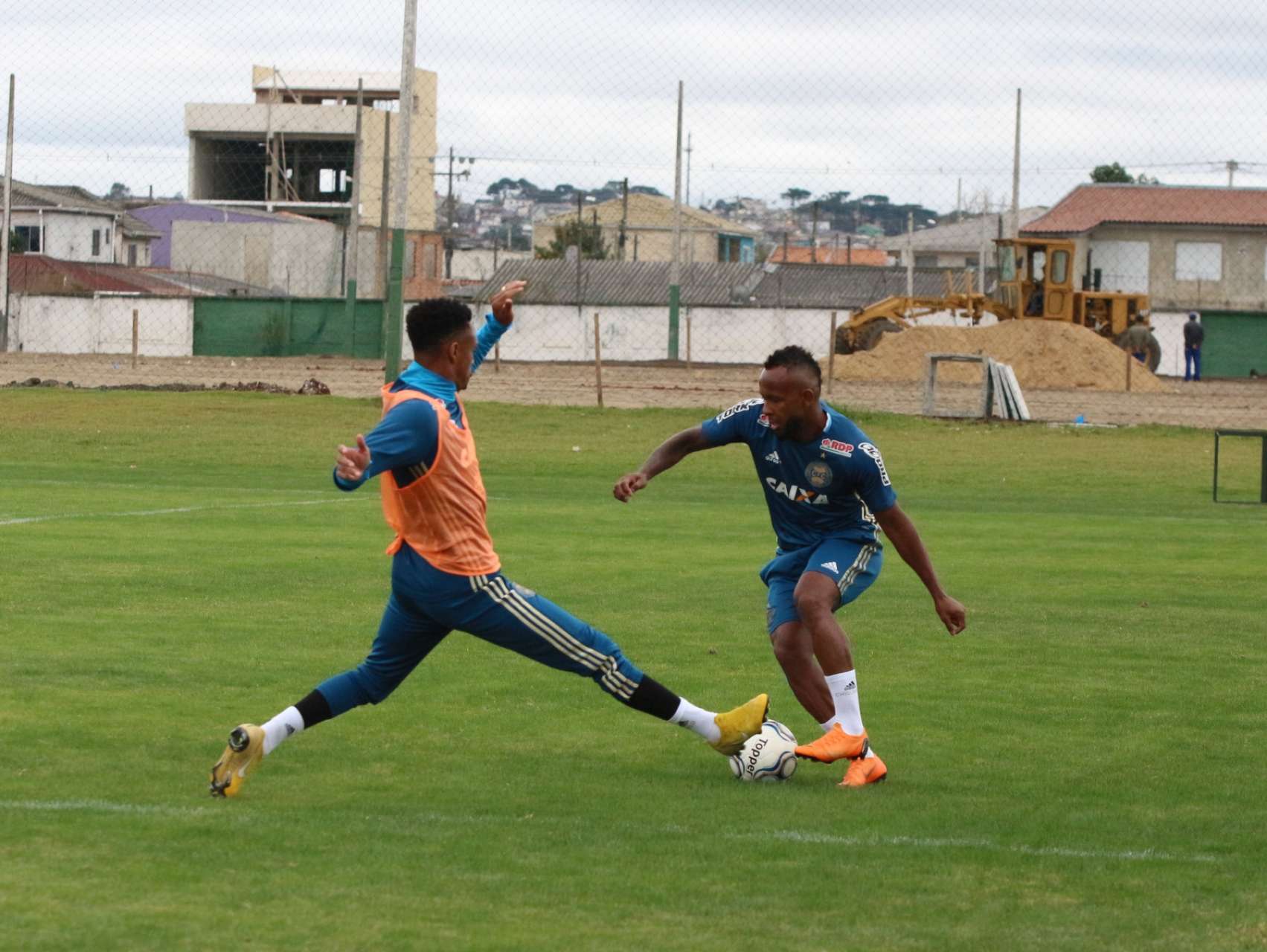 Atividades t�ticas marcam manh� de treinos