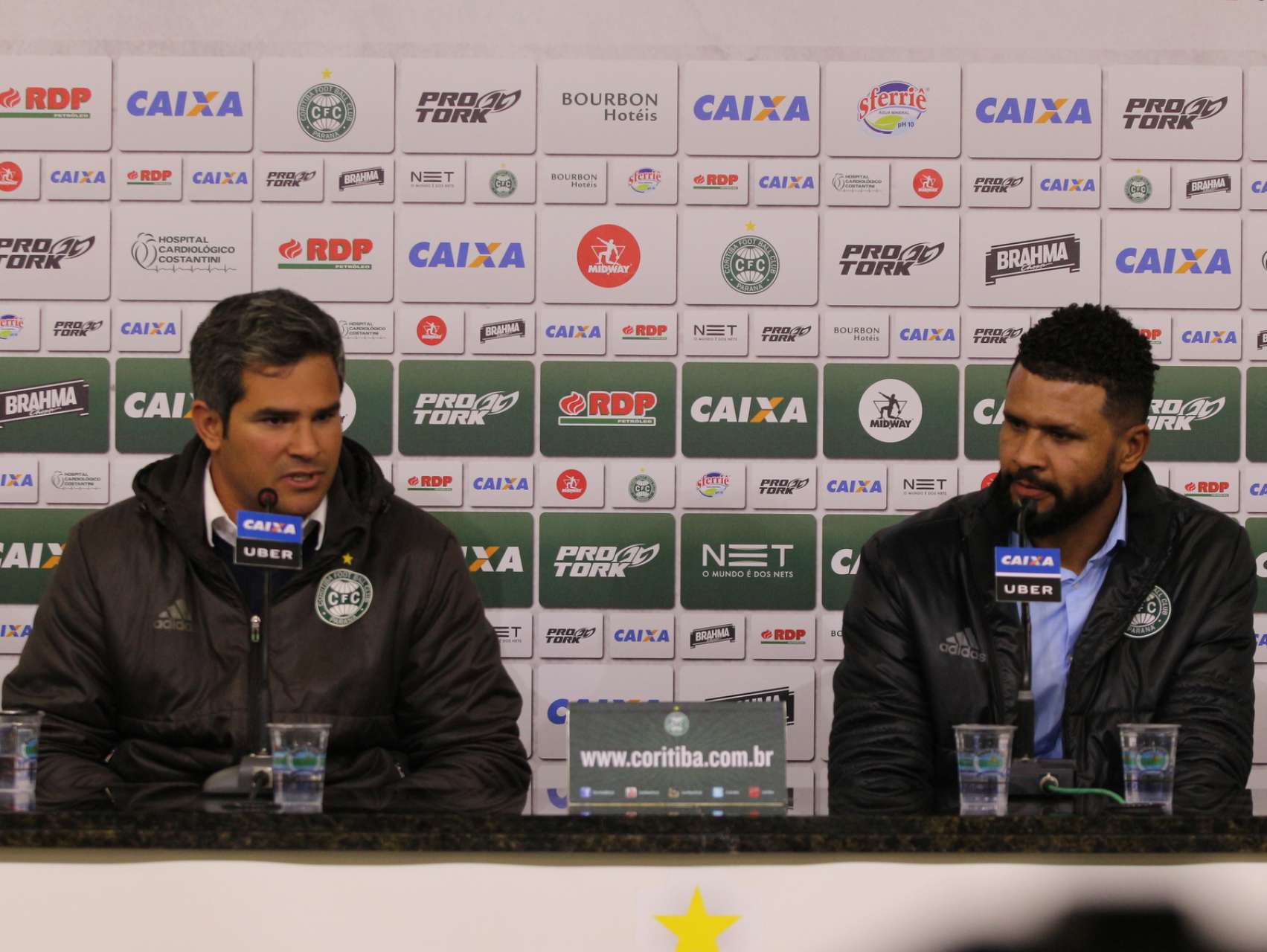 Profissionais do futebol atendem imprensa no Couto