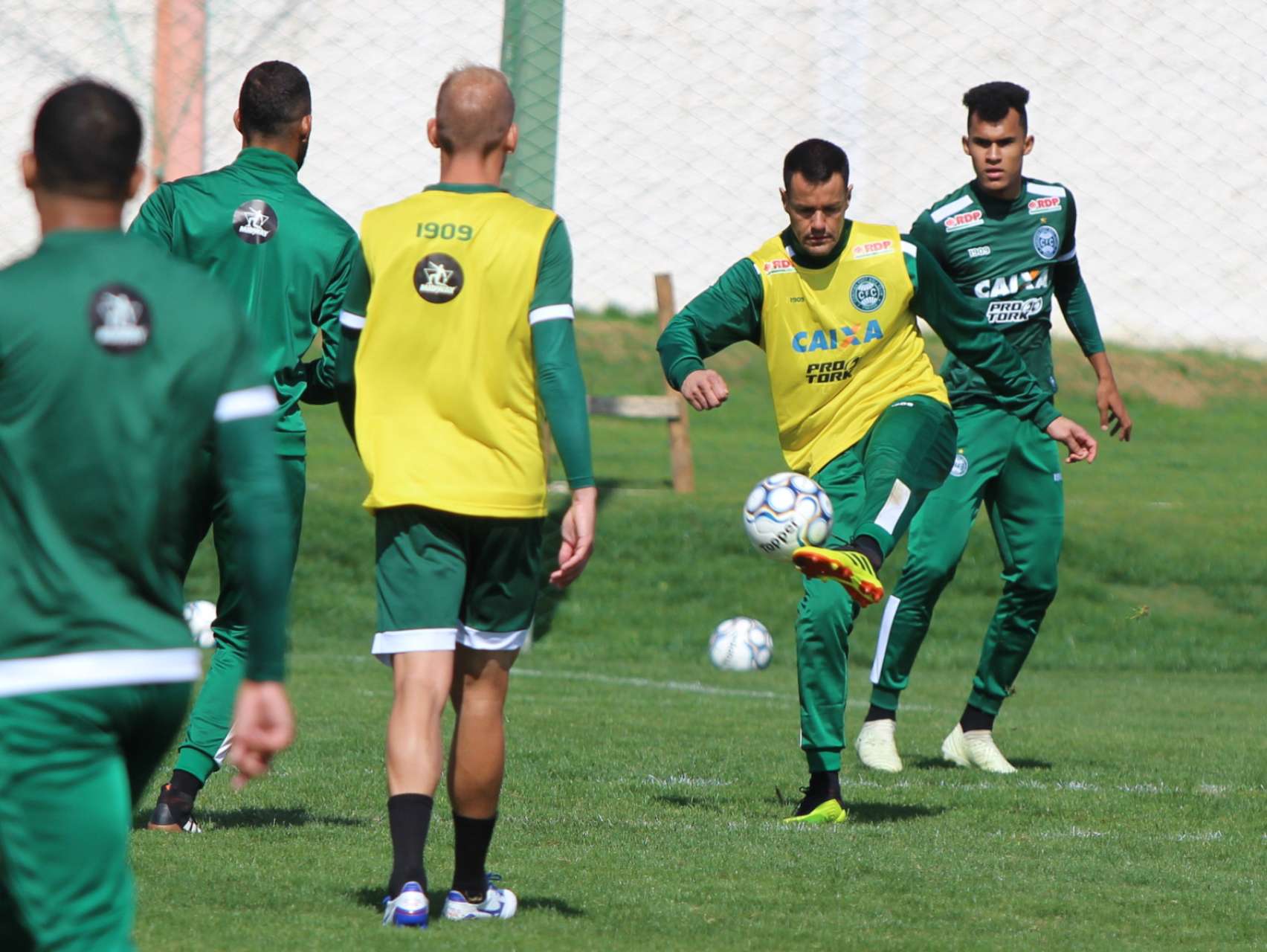 Coritiba estreia uniformes de treino da 1909