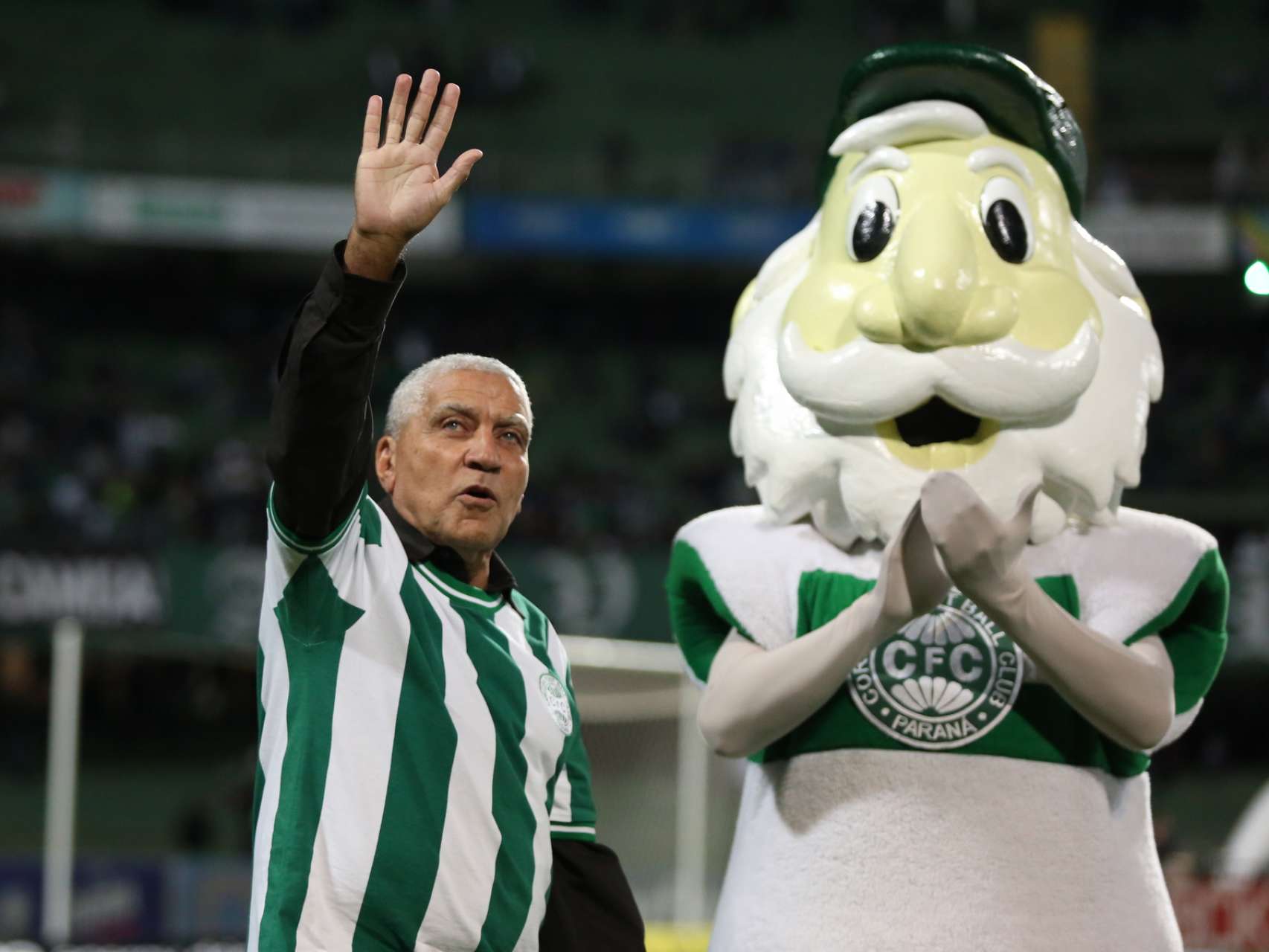 Coritiba homenageia Negreiros 
