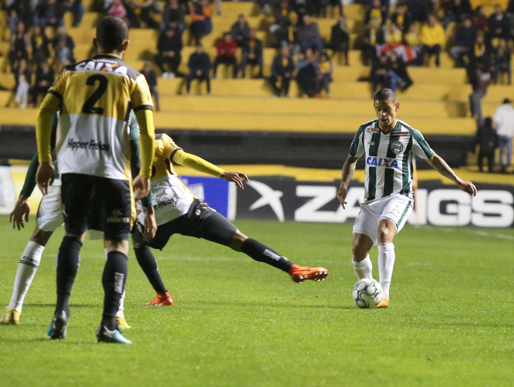 Coxa sai atr�s e busca o empate