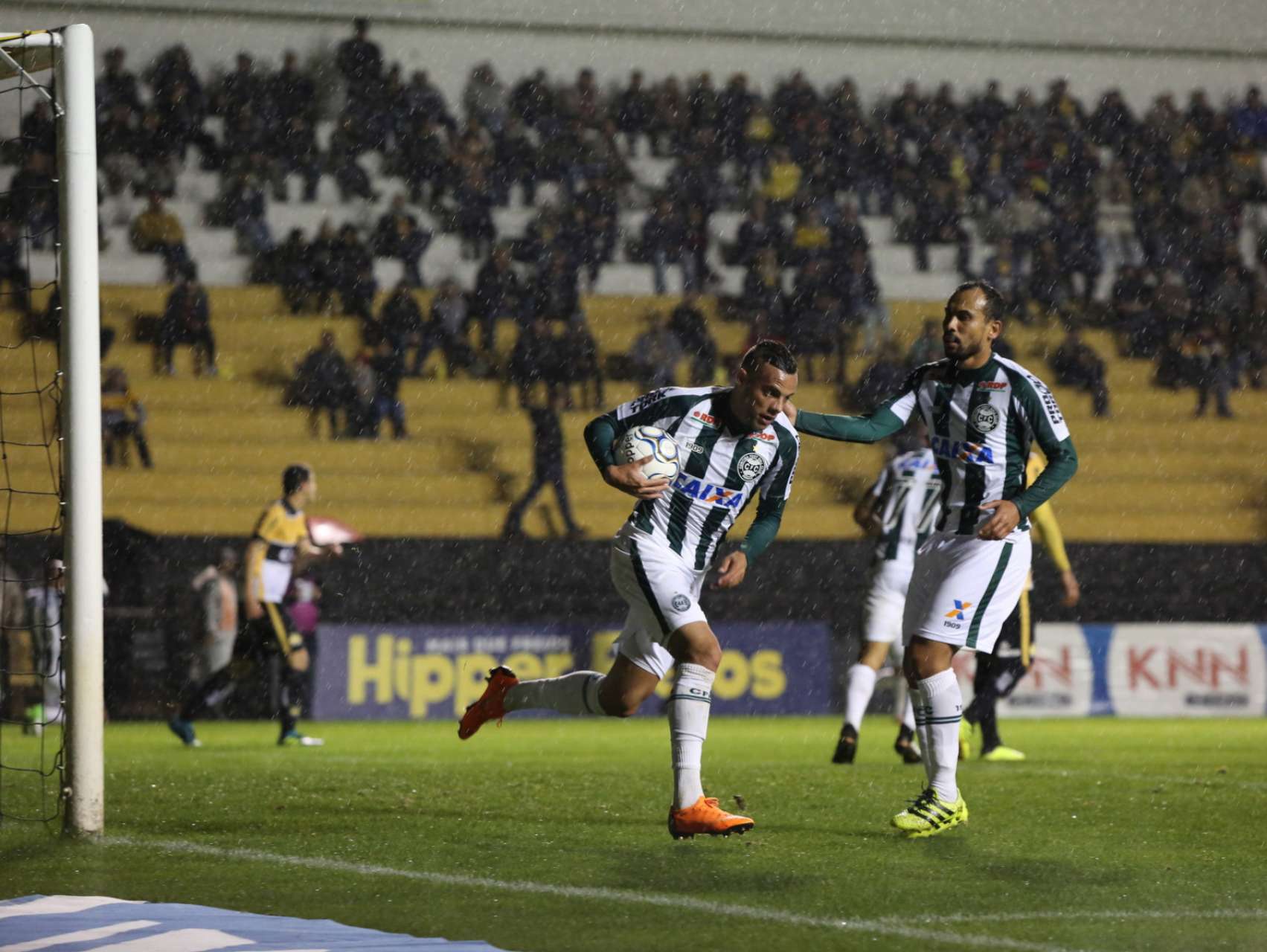 Primeiro gol com a camisa coxa-branca