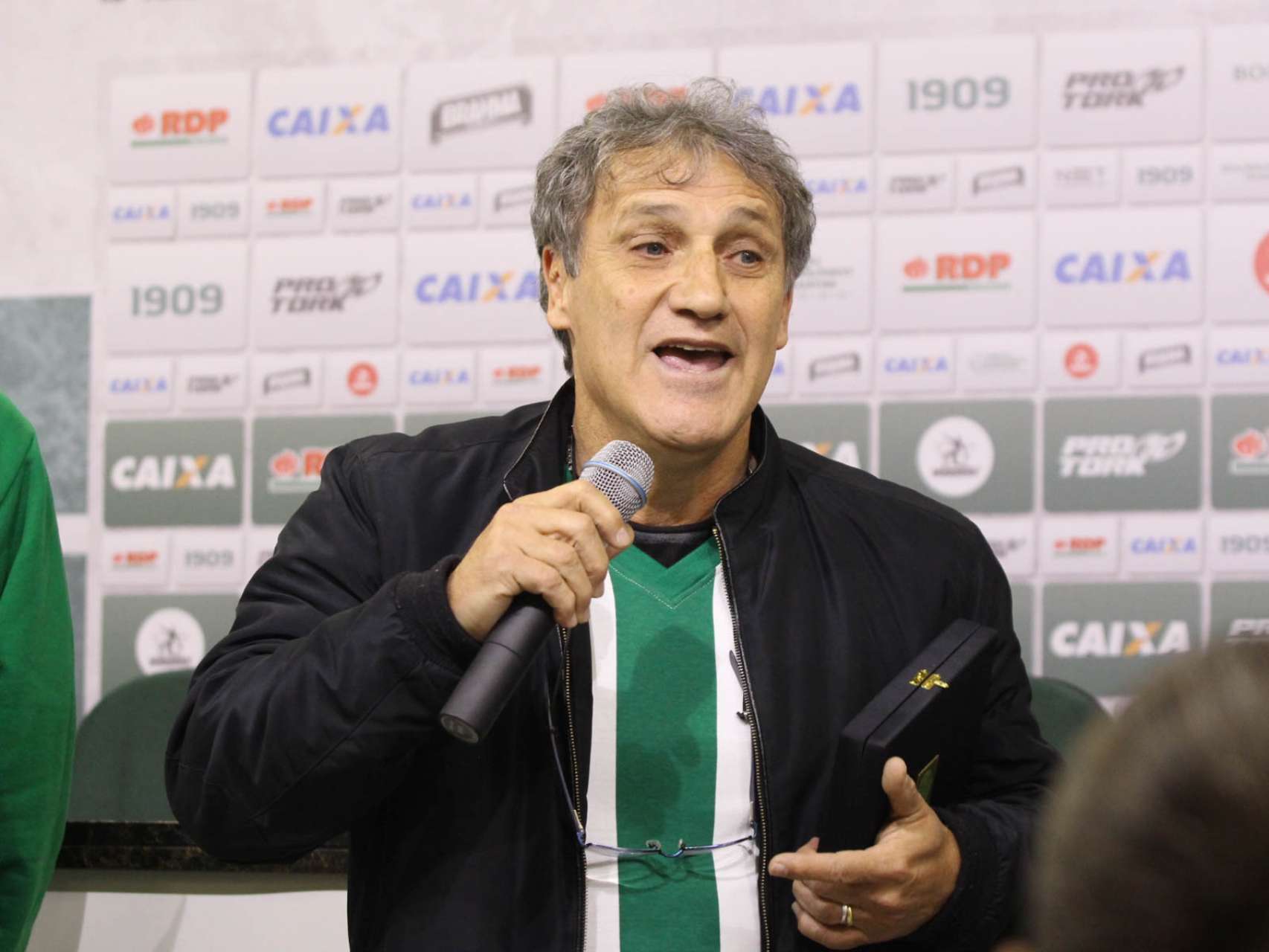 Coritiba homenageia Andr�