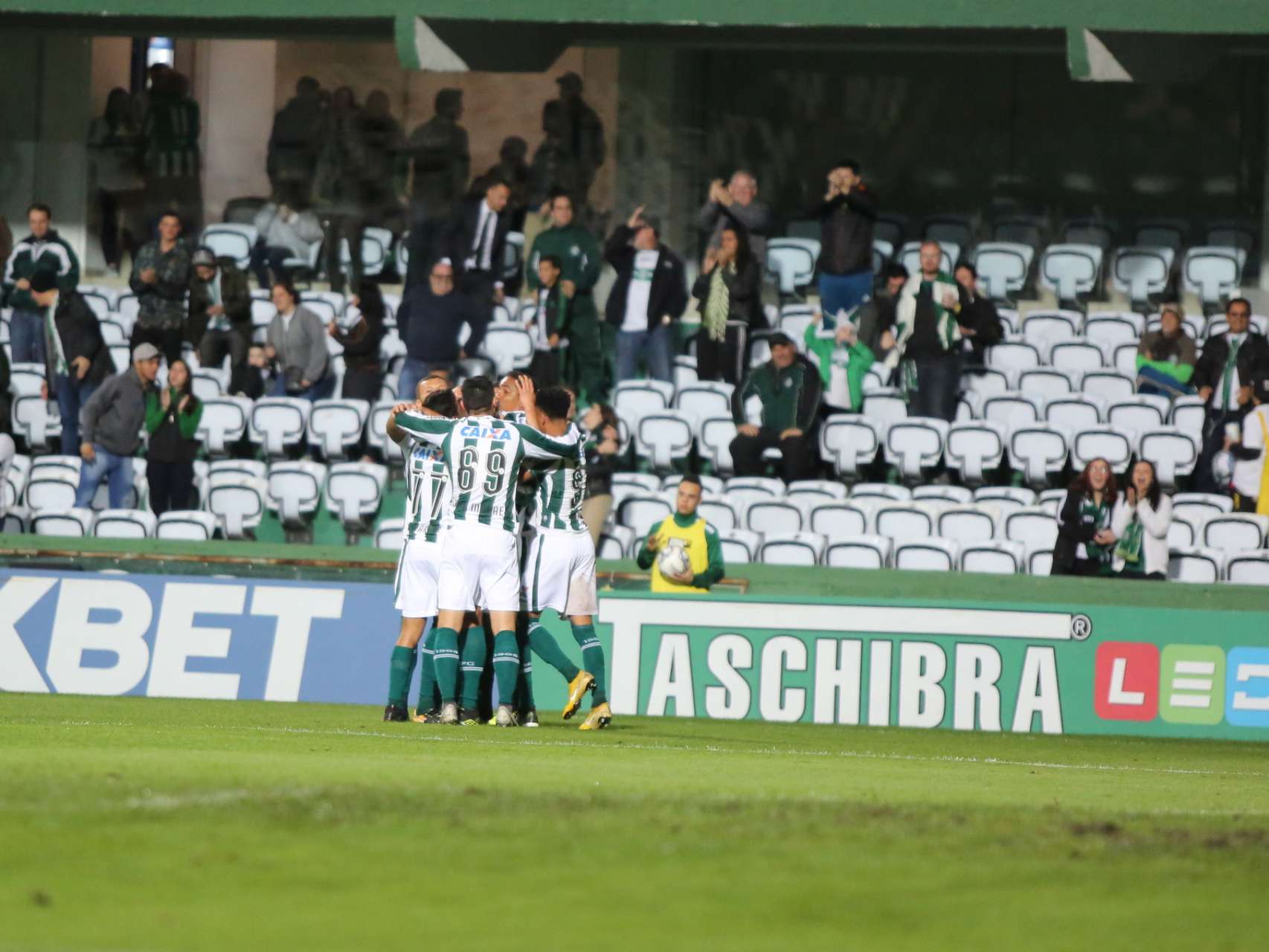 Coritiba vence em casa