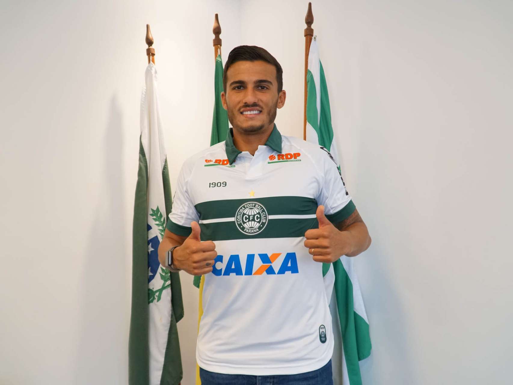 Guilherme Parede renova com o Coxa