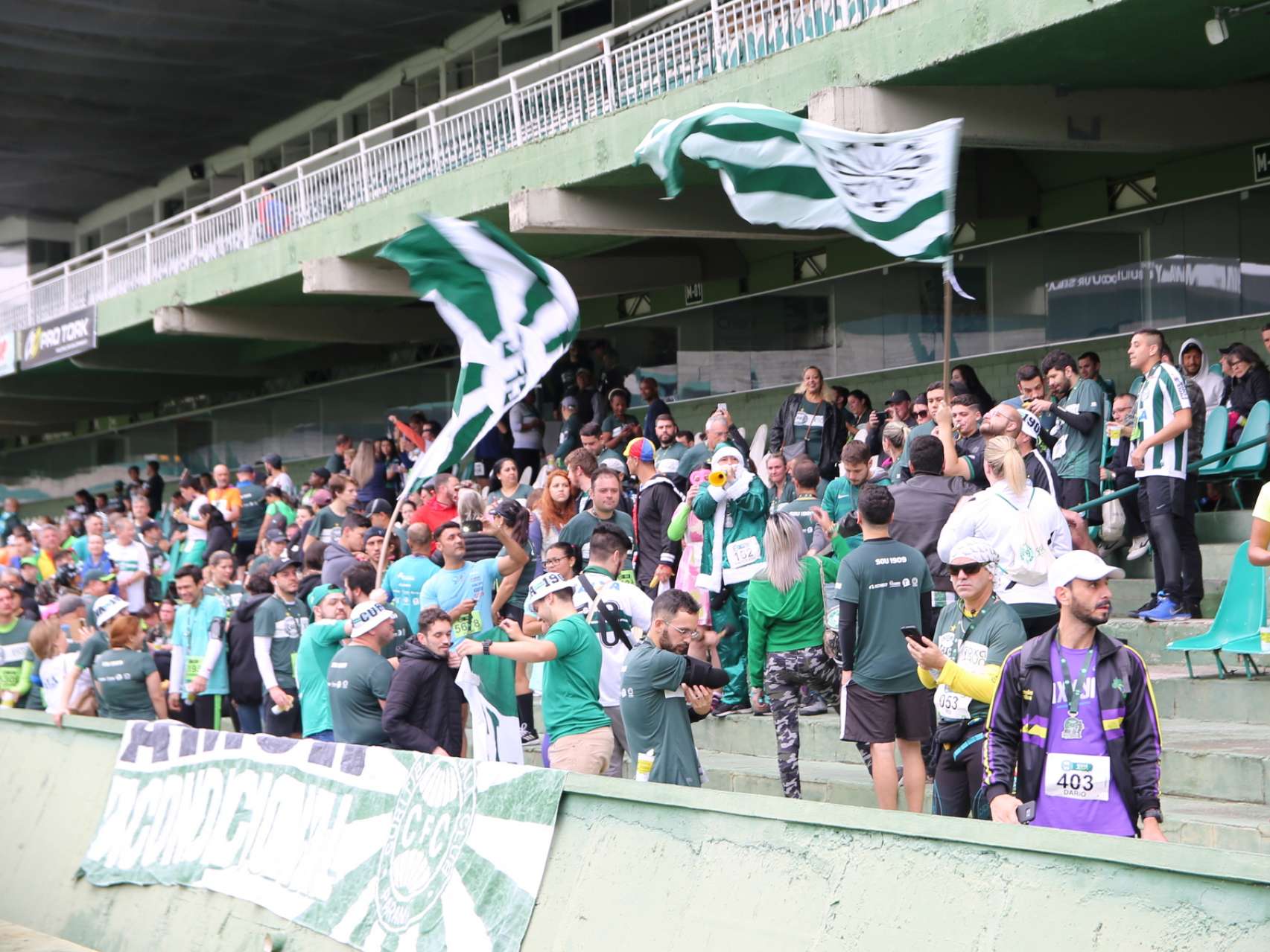 S�cios coxas-brancas comemoram anivers�rio do clube