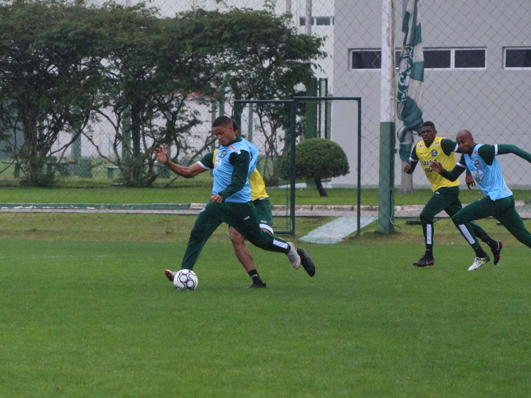 Carlos Eduardo passar� por recupera��o