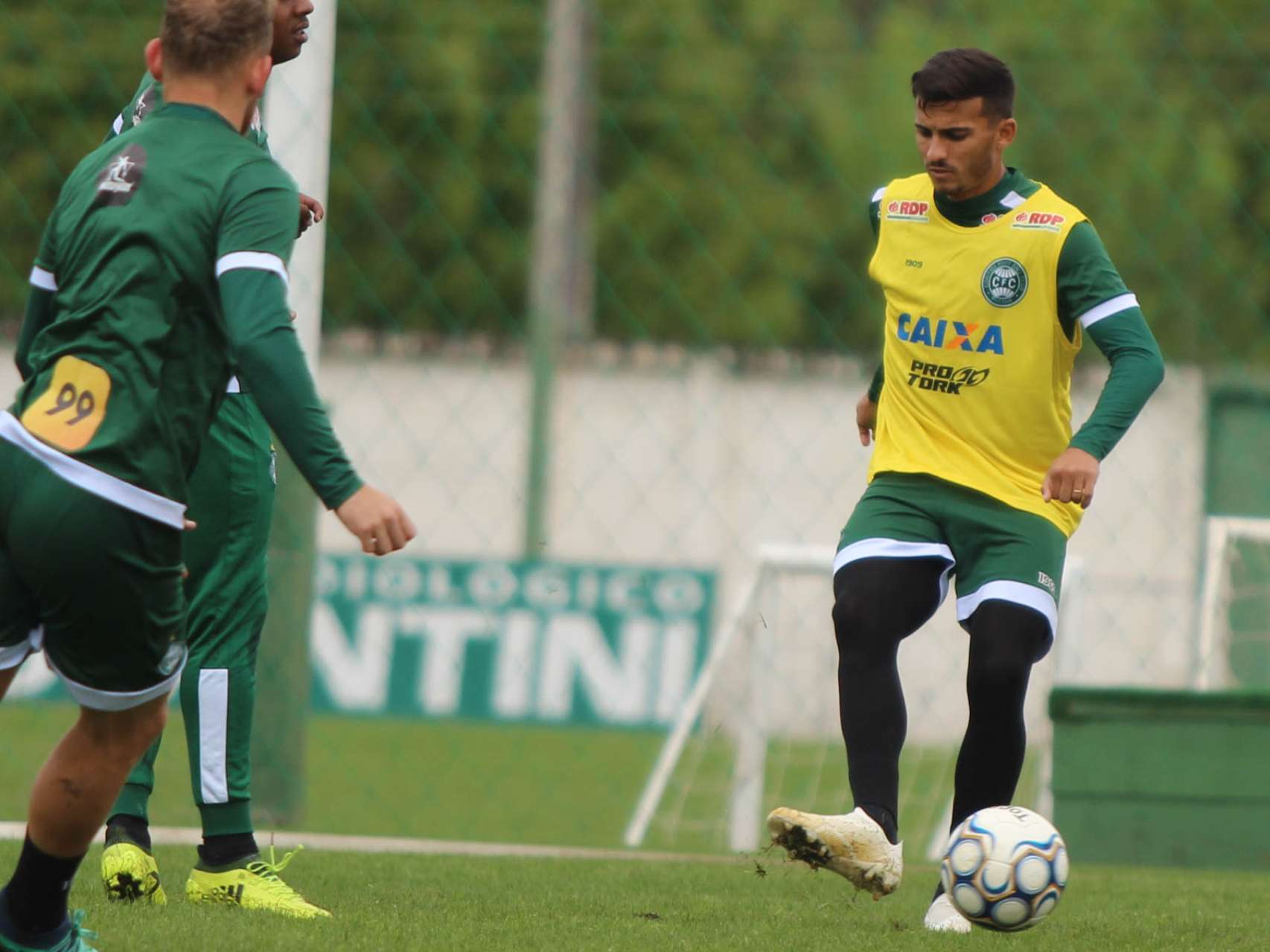 Coxa treina em Curitiba antes de seguir viagem
