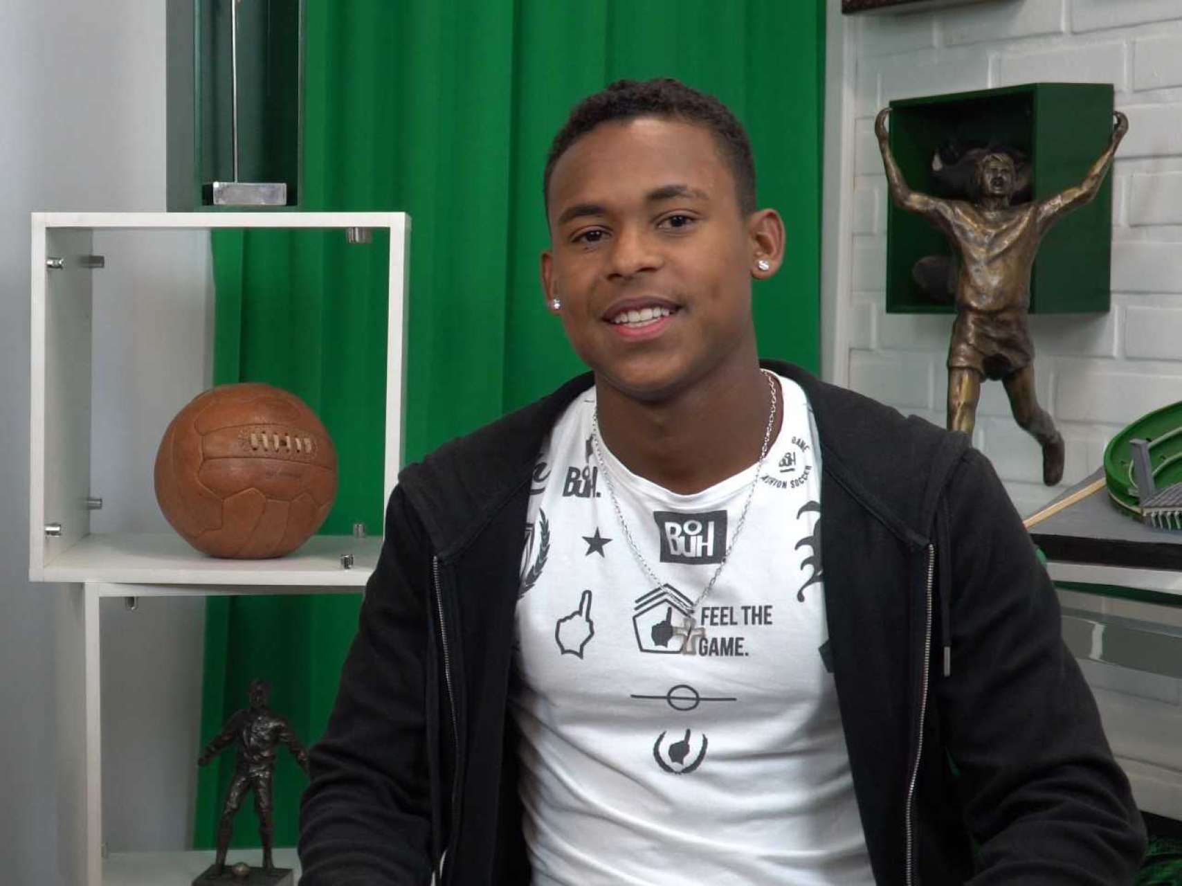 Igor Paix�o firma primeiro contrato profissional