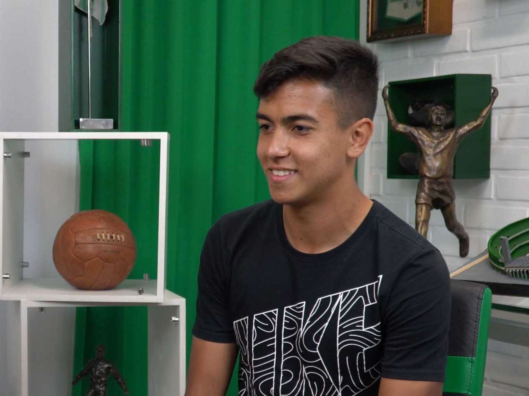 Yan Santos firma primeiro contrato profissional