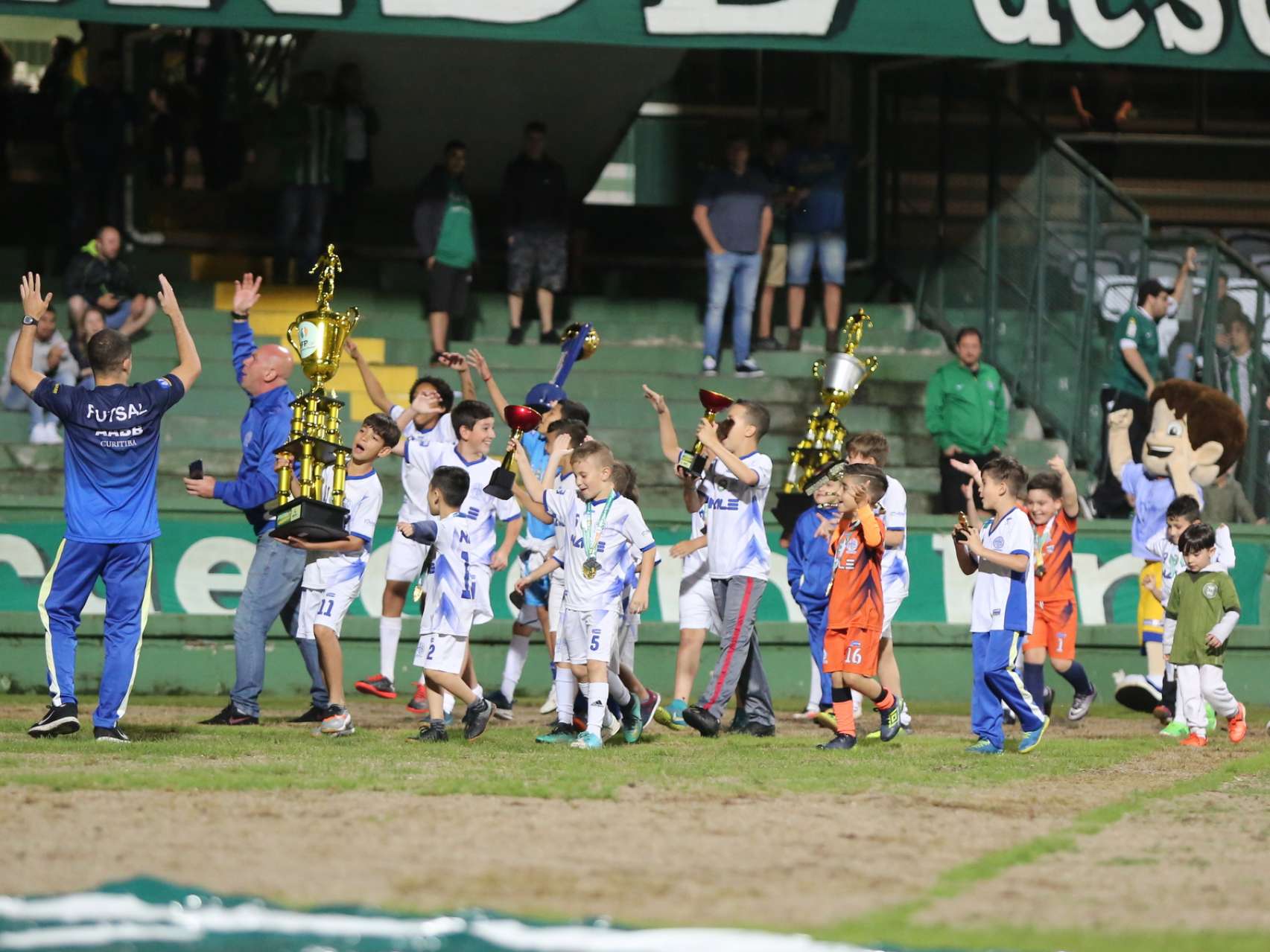 Volta ol�mpica do Coritiba/AABB Futsal