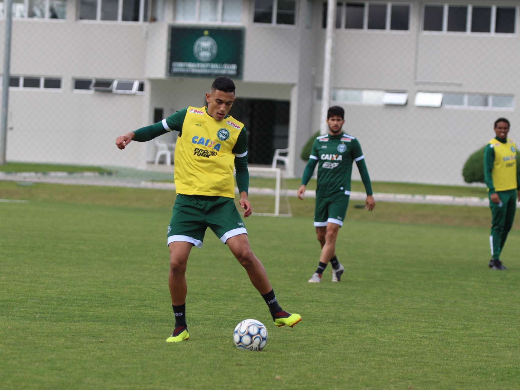 Coxa trabalha de olho no Goi�s