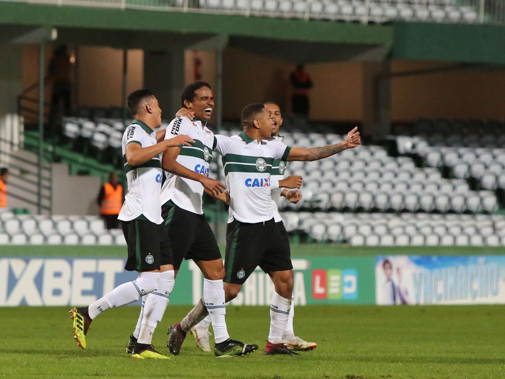 Coxa vence no Couto Pereira