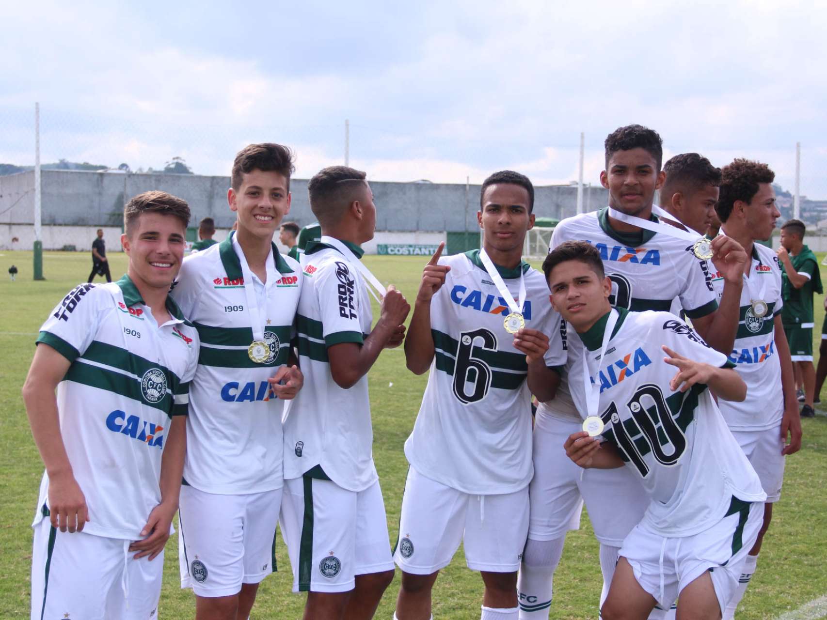 Sub-15 comemora t�tulo estadual