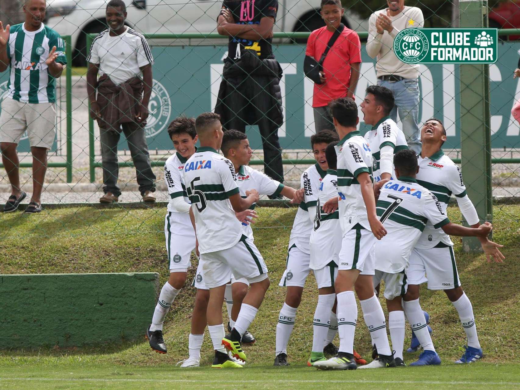 Vit�ria no cl�ssico na final