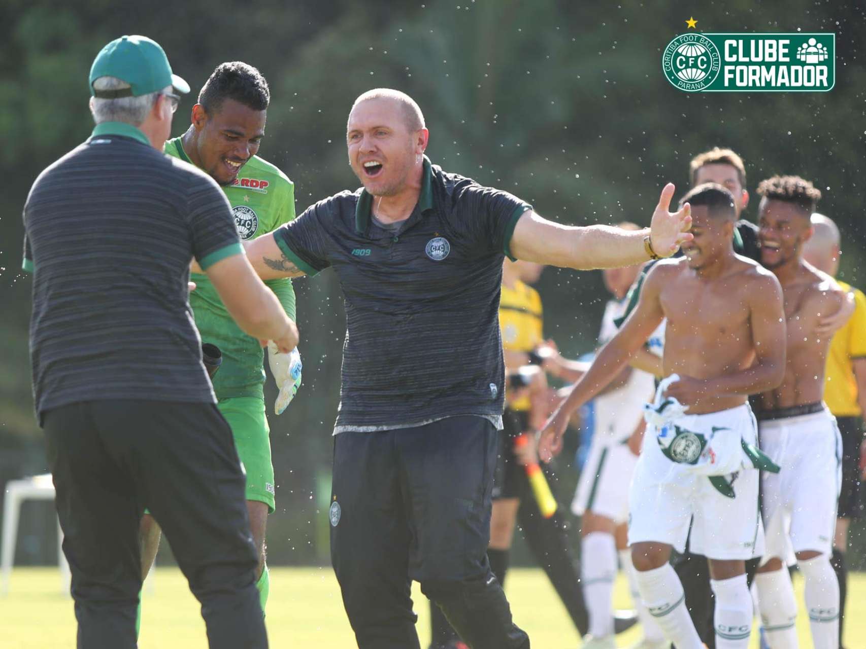 Sub-19 comemora t�tulo estadual
