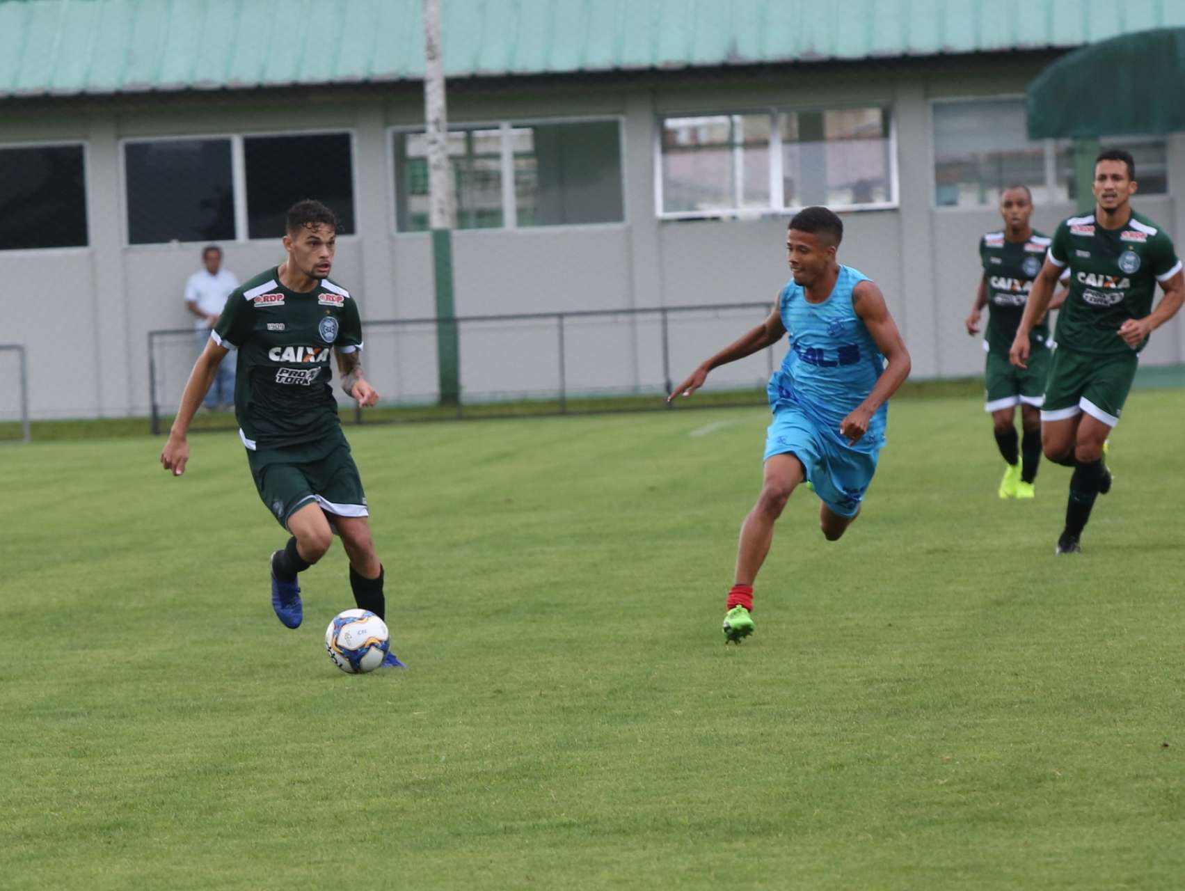 Coxa realiza atividade diante do Rio Branco