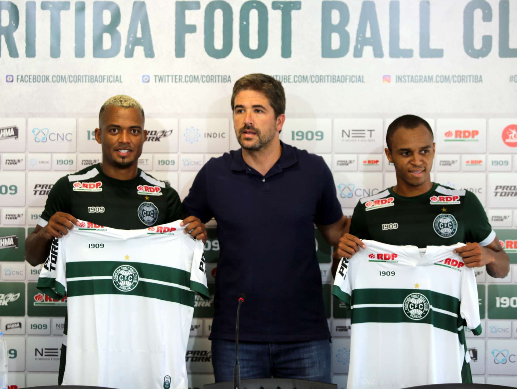 Coritiba apresenta Jo�o Vitor e S�vio