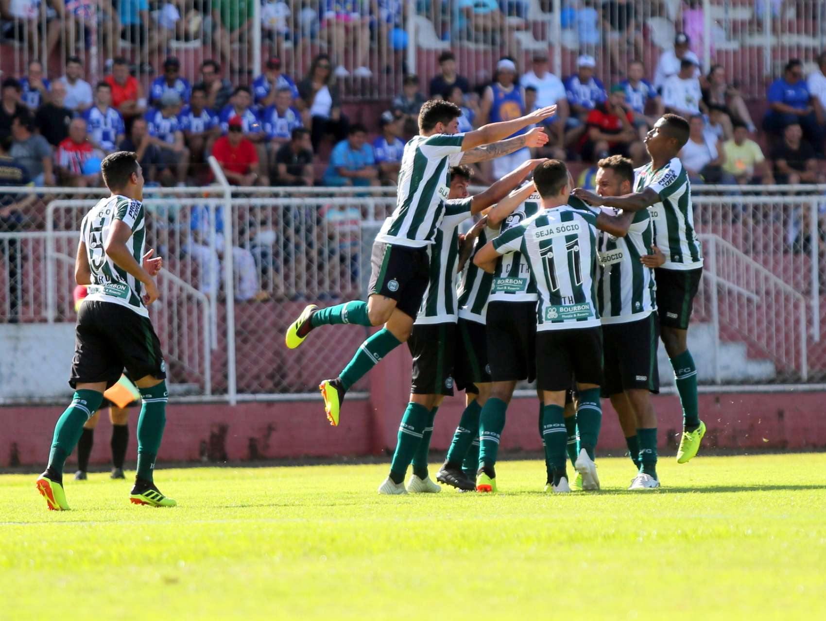 Coritiba vence na estreia do Paranaense
