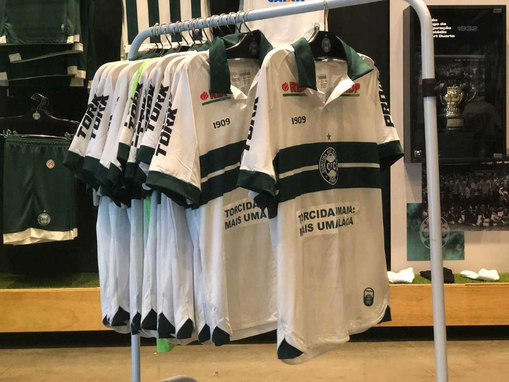 Camisas do Atle-Tiba � venda