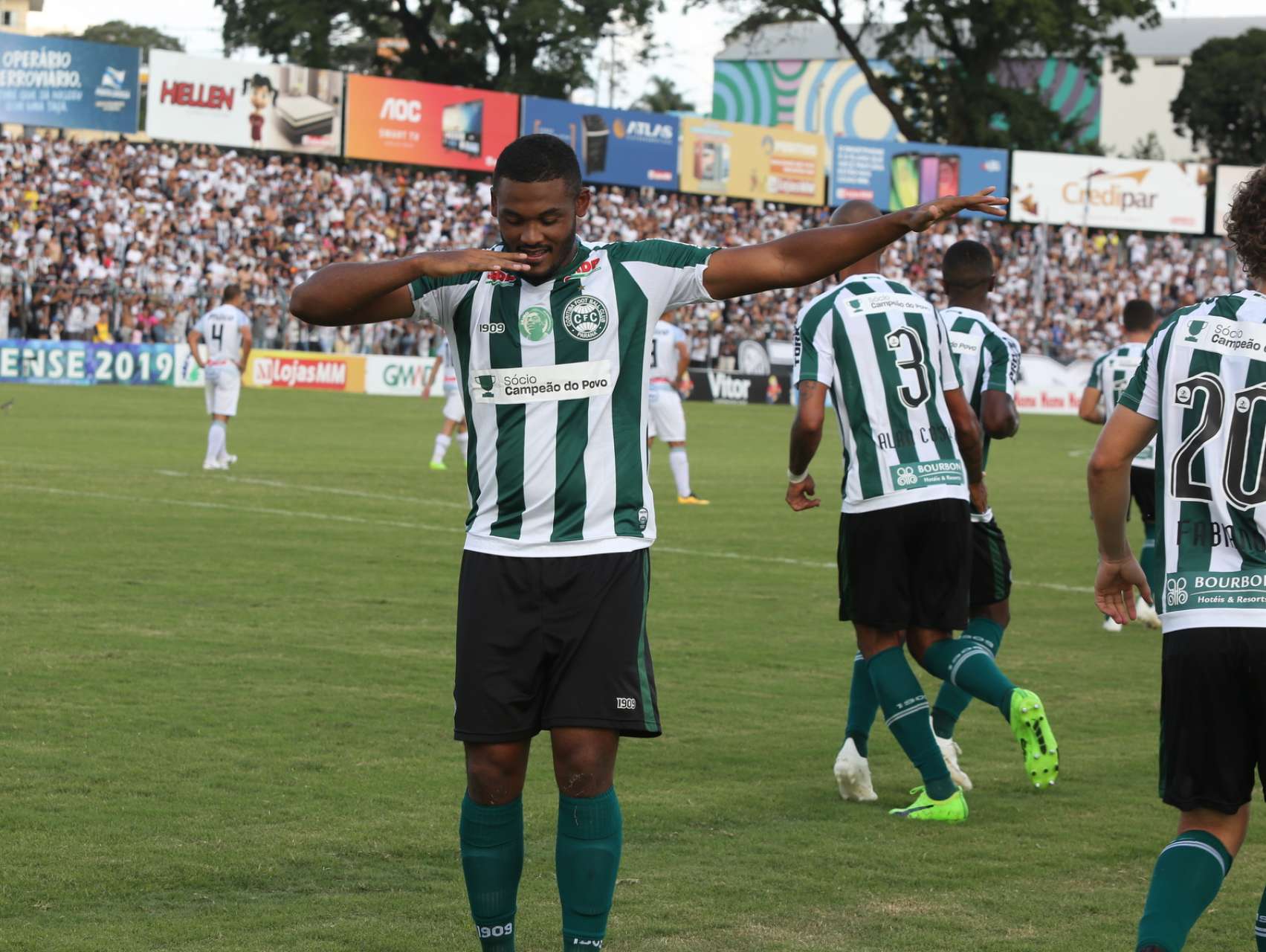 Primeiro gol com a camisa coxa-branca