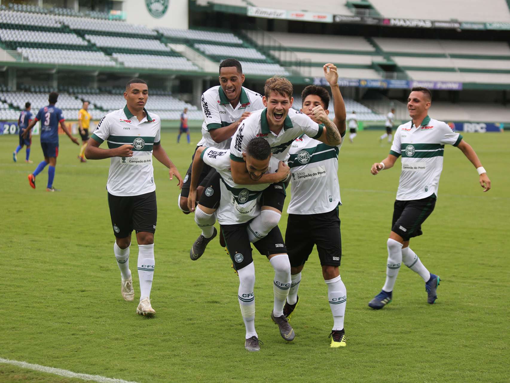 Pela Copa do Brasil, Coxa entra em campo amanh�