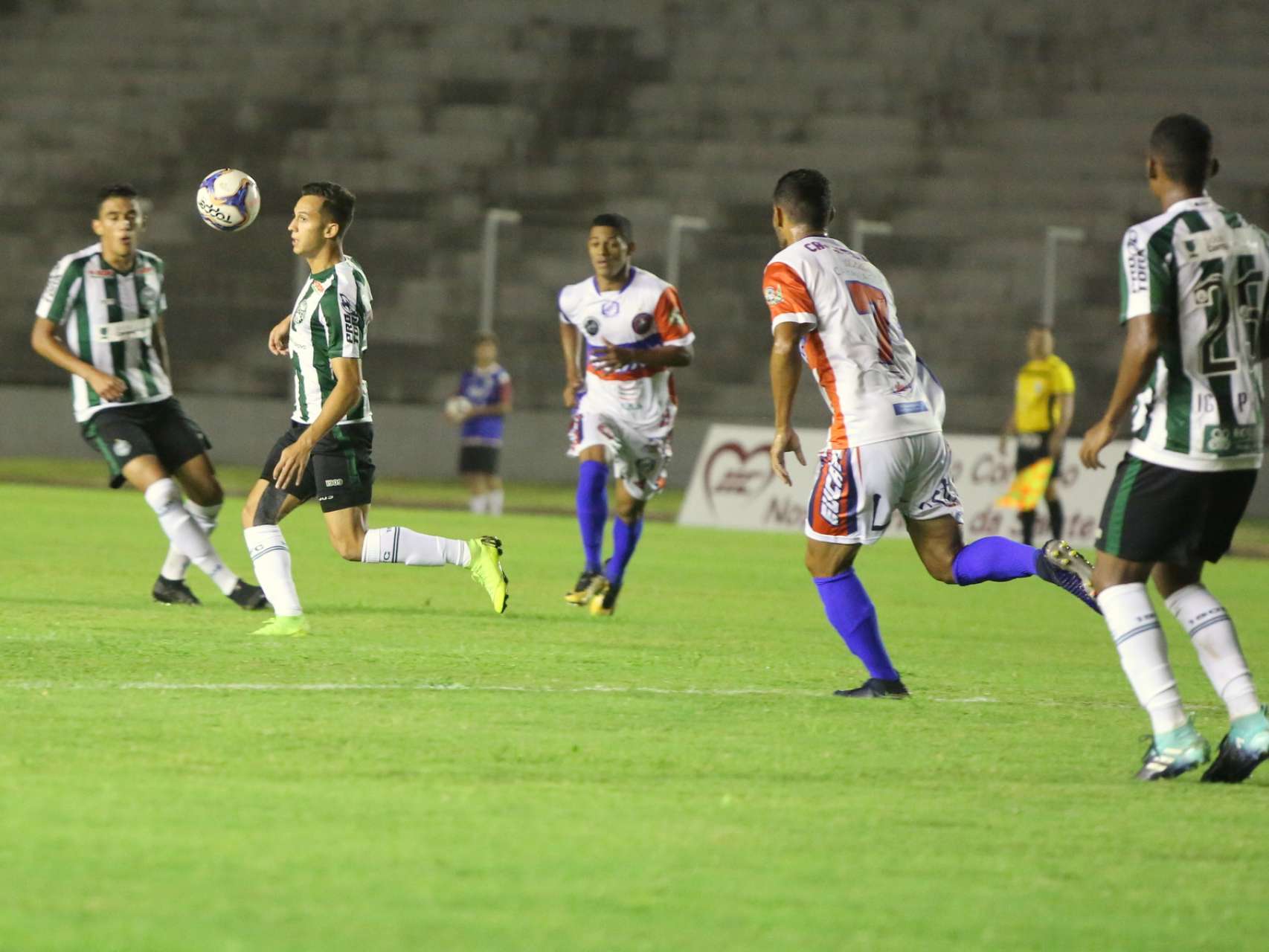 Coxa sofre rev�s