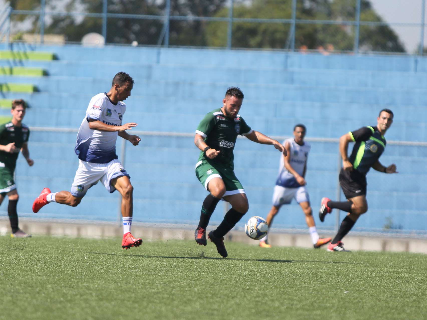 Coxa abre semana com treino no est�dio do Pinh�o