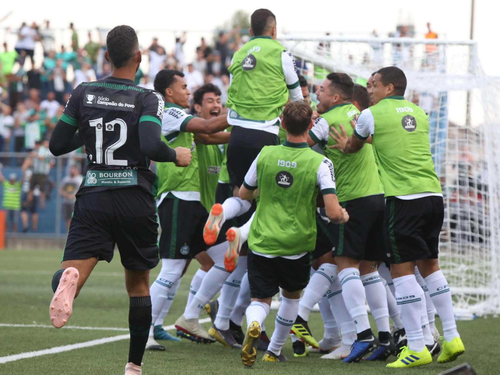 Coxa vence e est� classificado