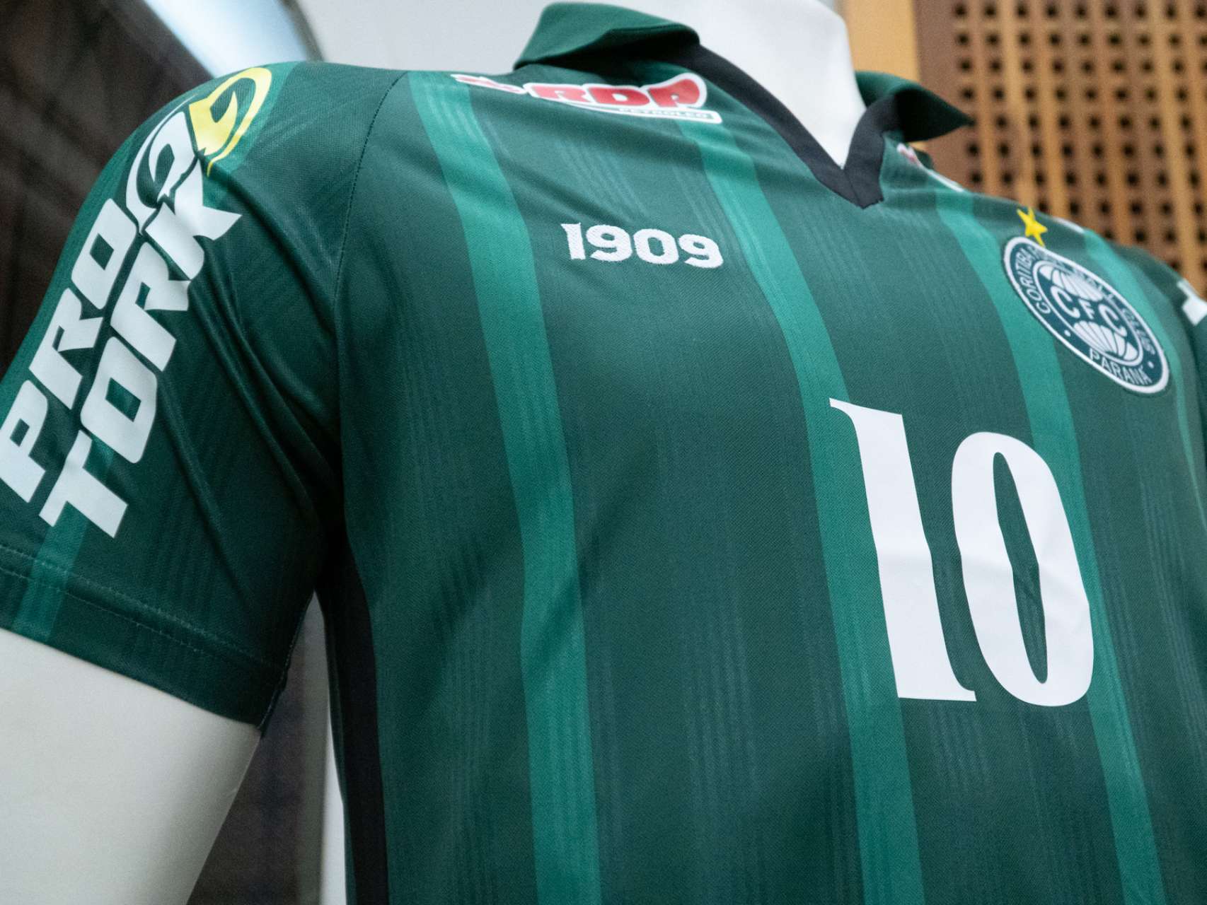 Kit com a nova camisa dispon�vel no James Delivery