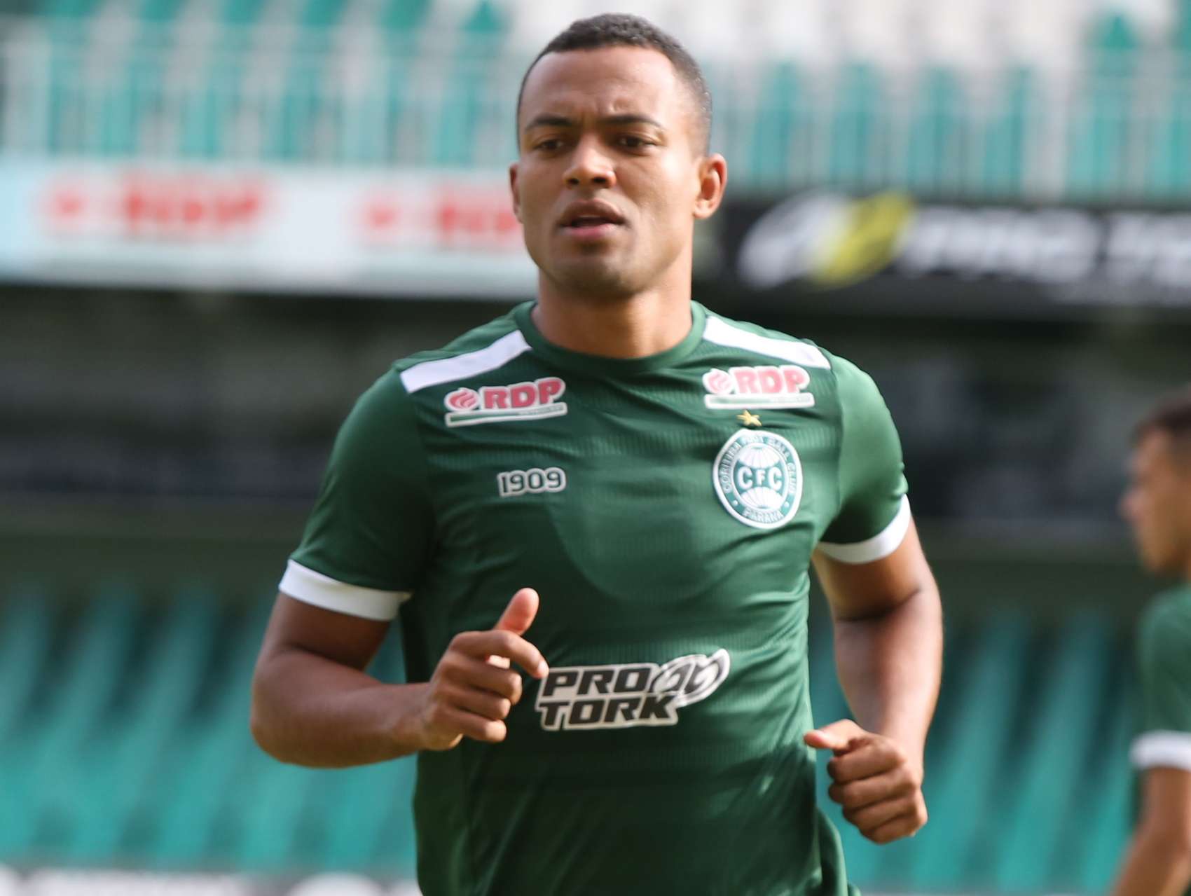 Coritiba acerta perman�ncia de Jo�o Vitor