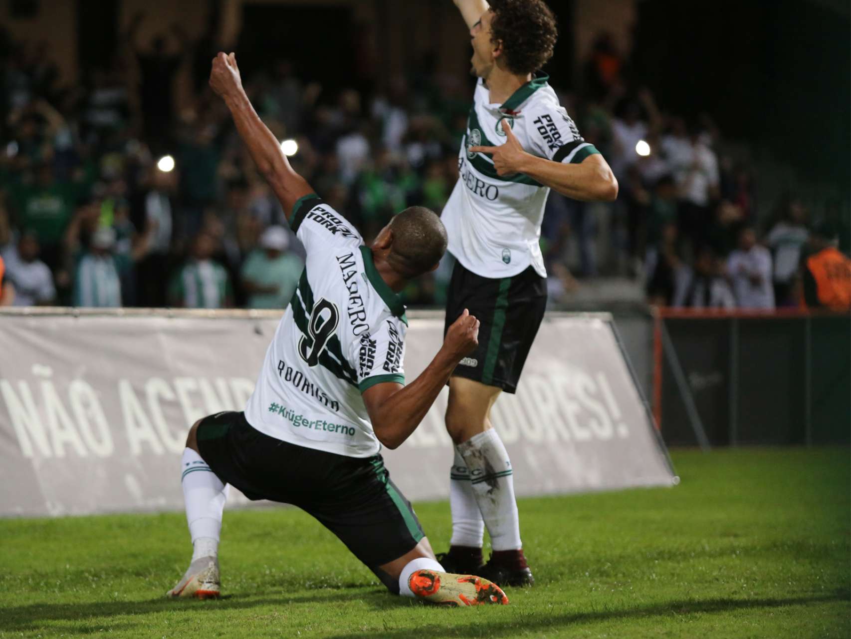 Coxa vence na estreia 
