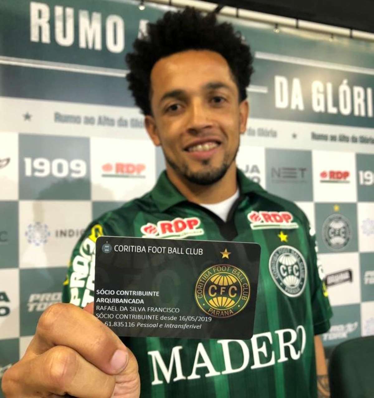 A��es marcam apresenta��o de Rafinha