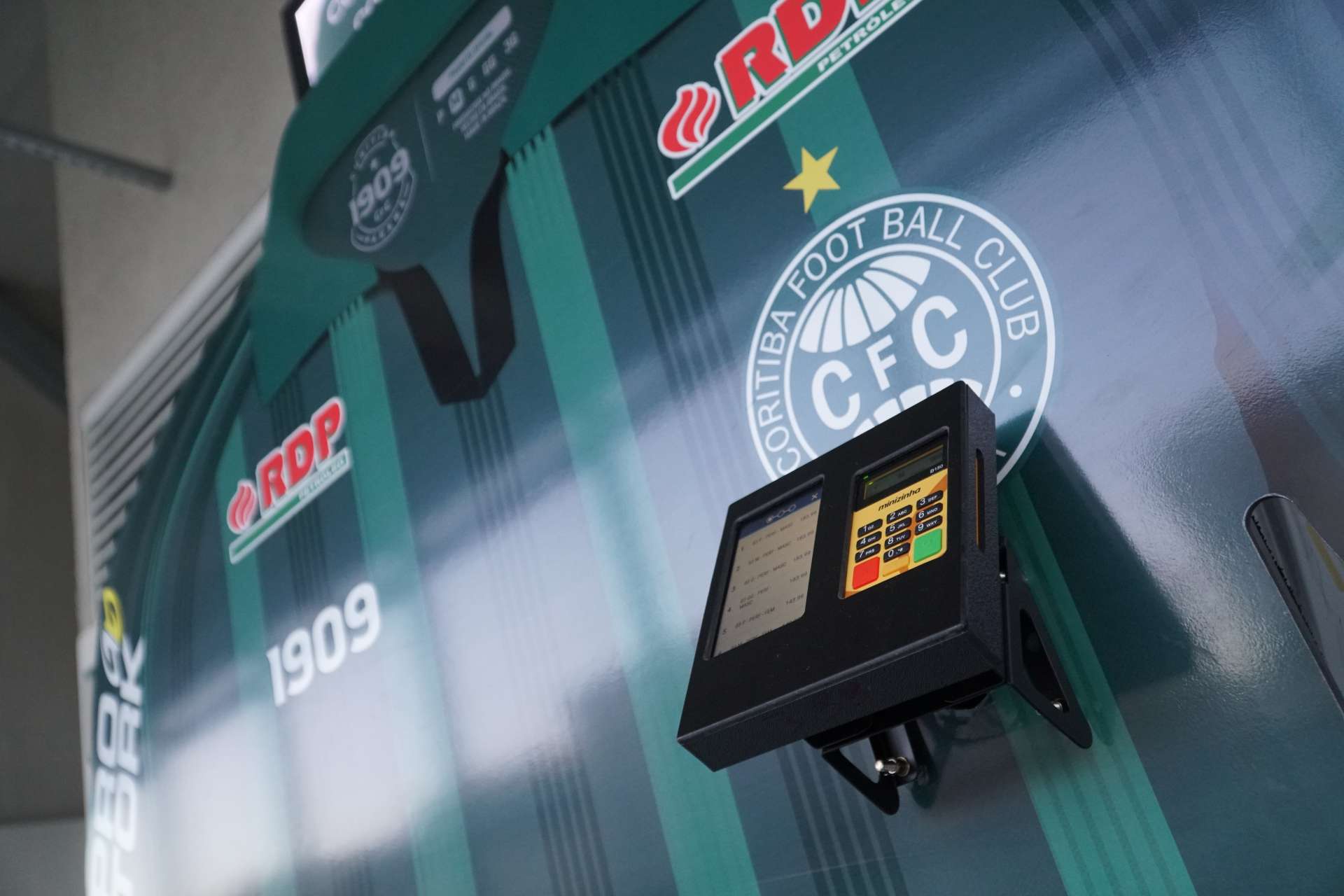 Coritiba lan�a vending machine de camisas