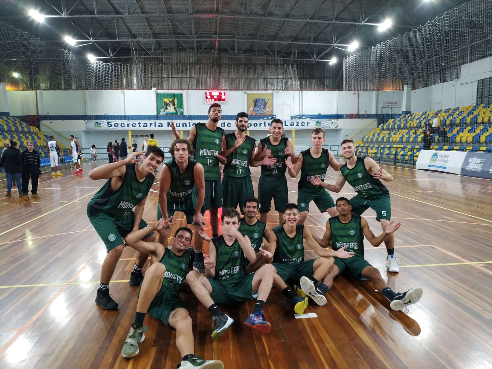 Vit�ria do Coritiba Monsters