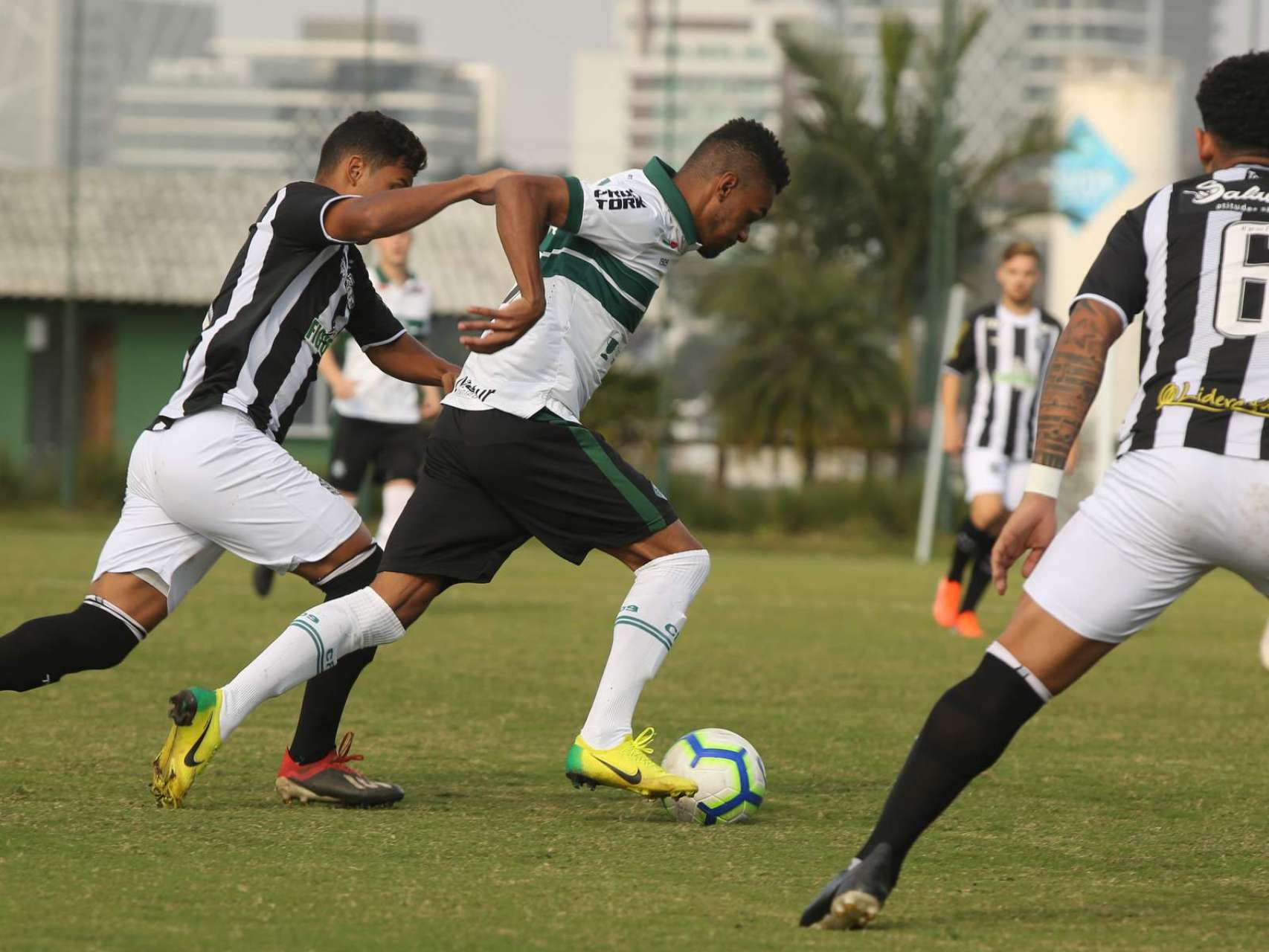 Coxa vence o Cear� fora de casa