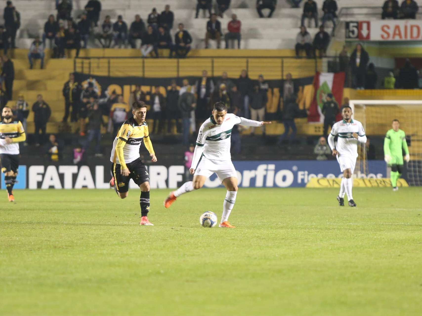 No �ltimo minuto, Coxa perde em Santa Catarina