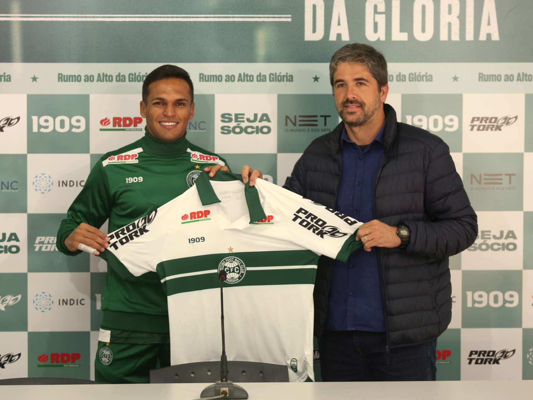 Coxa apresenta Robson � imprensa