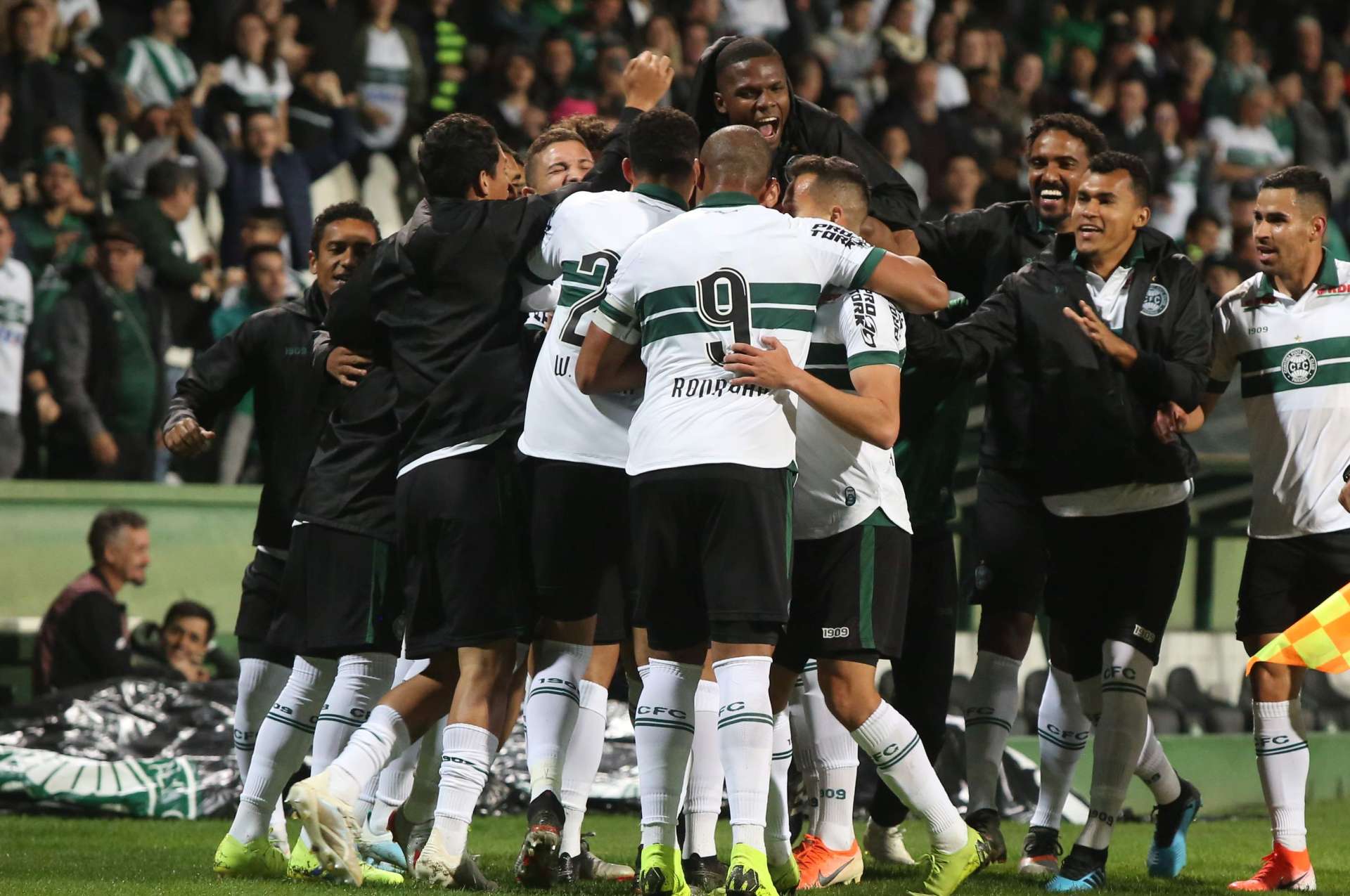 Coxa marca em 14 jogos seguidos