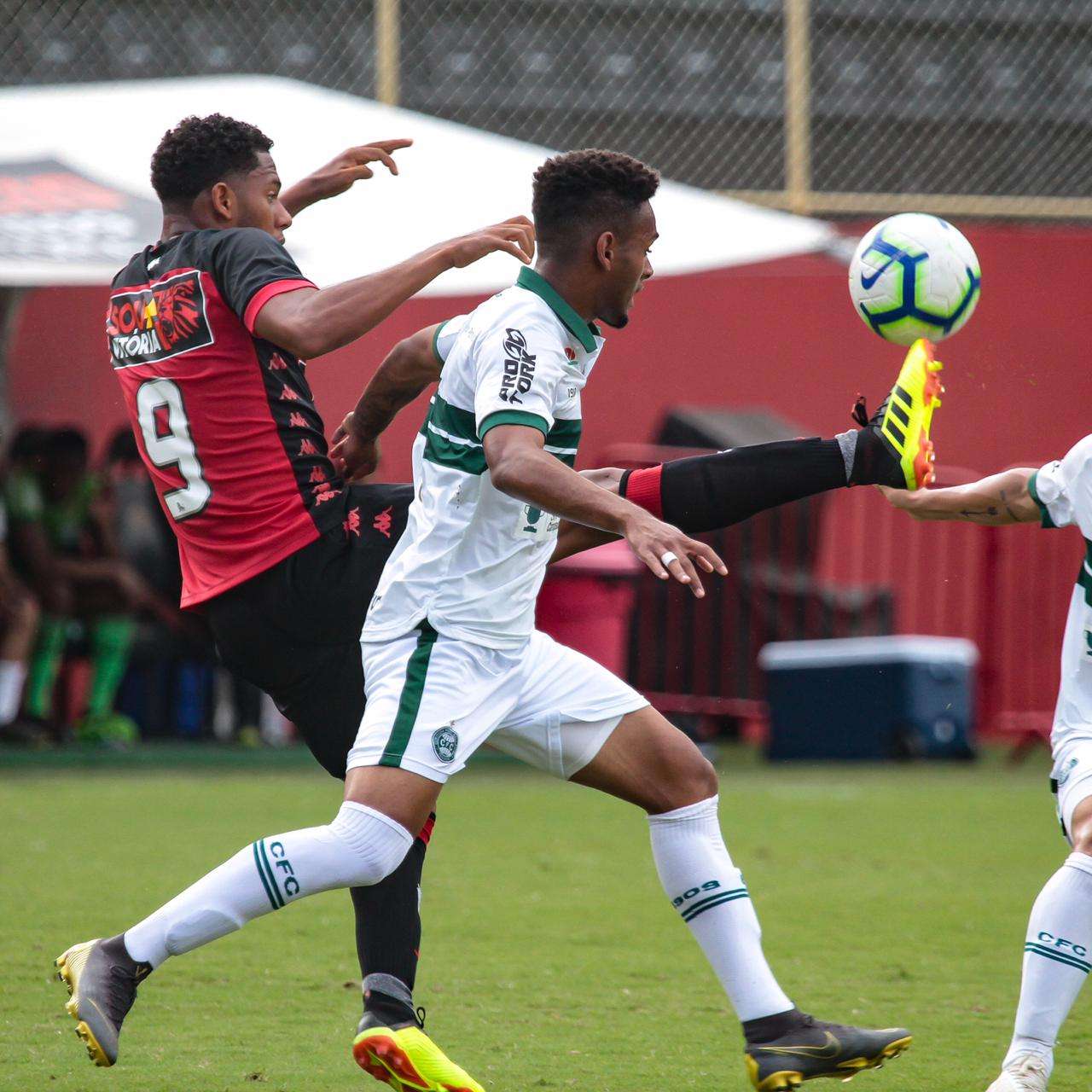 Coxa vence o Vit�ria em Salvador