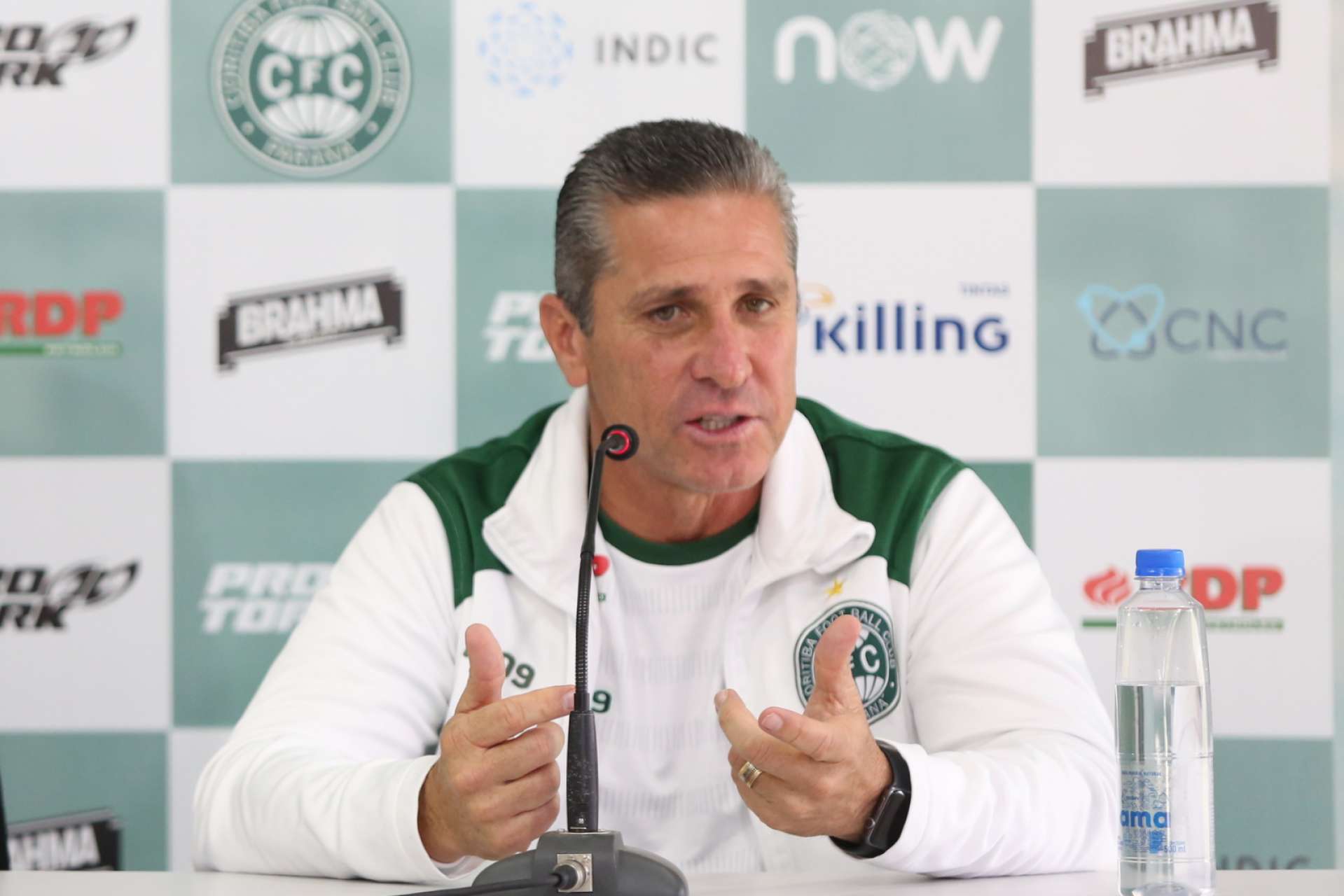Jorginho � apresentado � imprensa