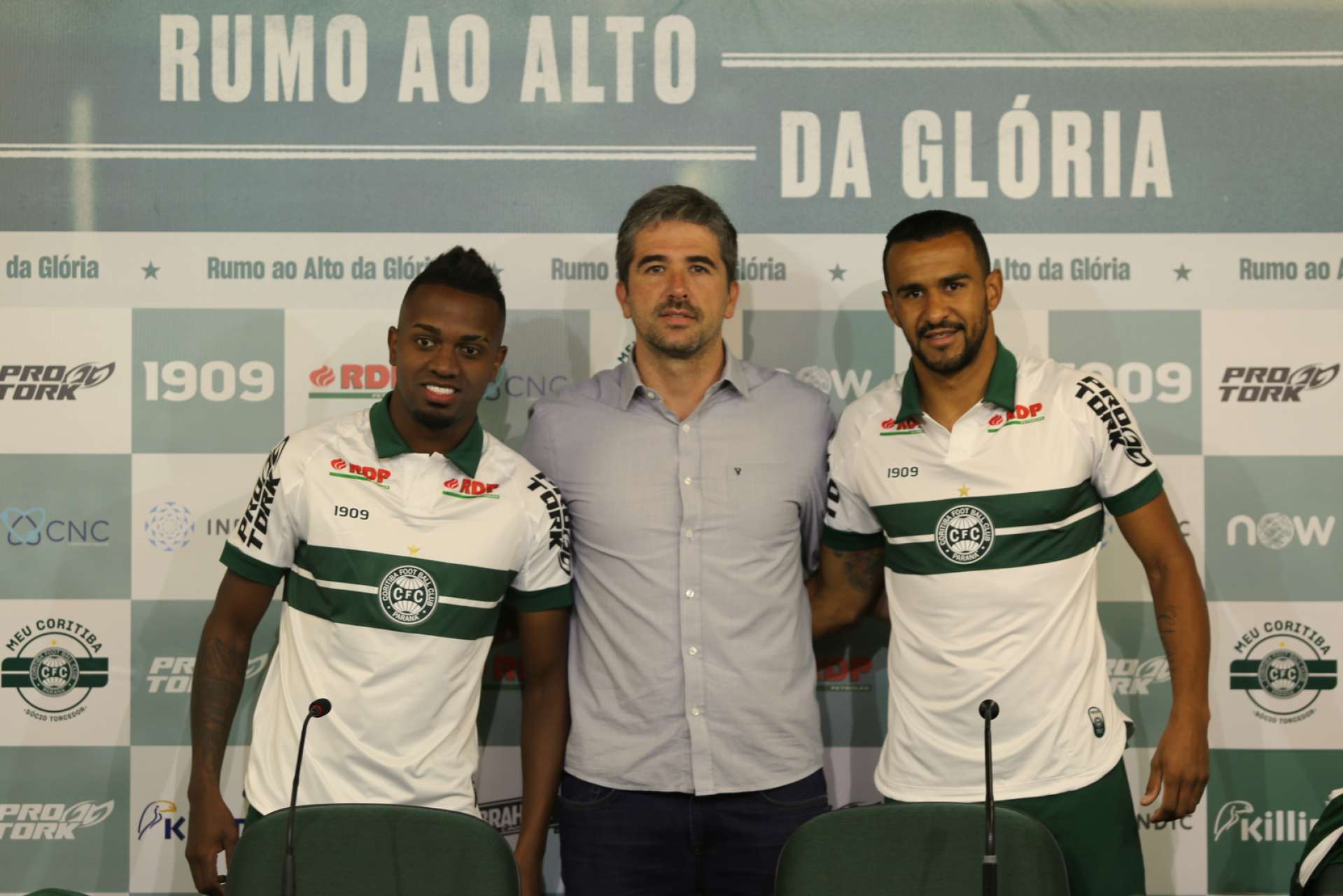 Kelvin e Serginho s�o apresentados