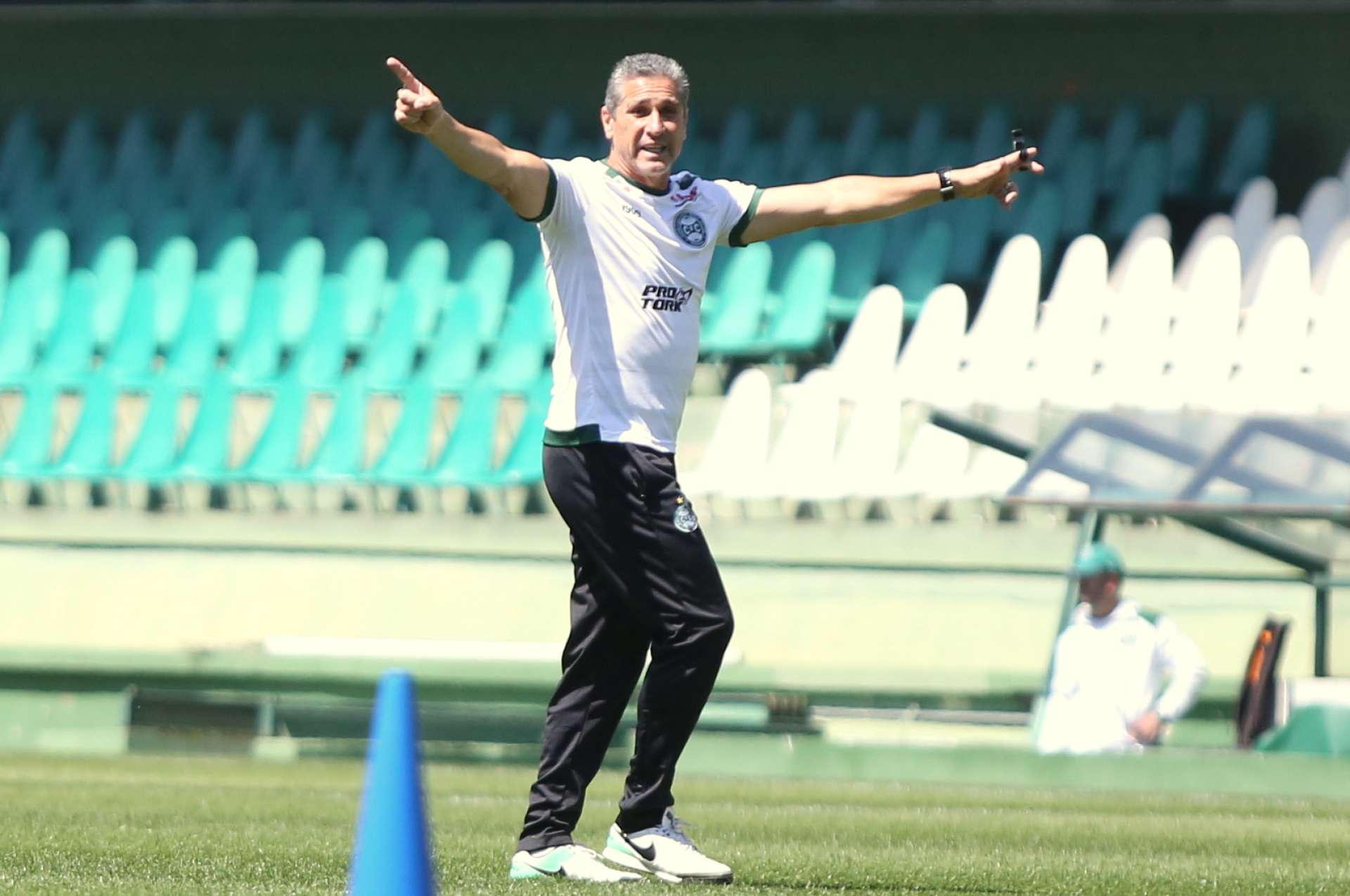 No Couto, Coxa se preparara de olho no Am�rica-MG