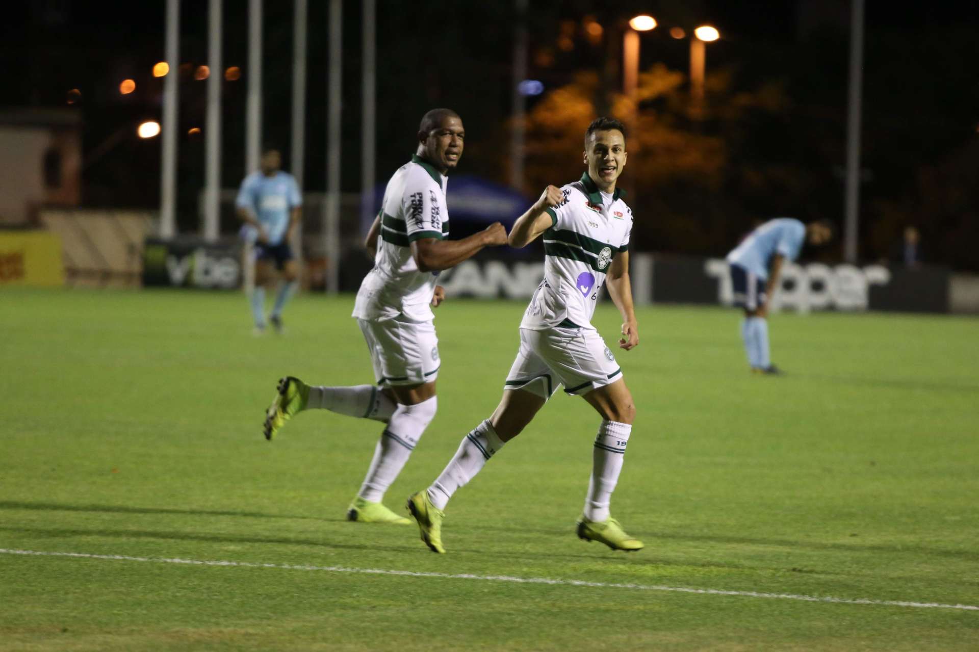 Coritiba vence fora de casa