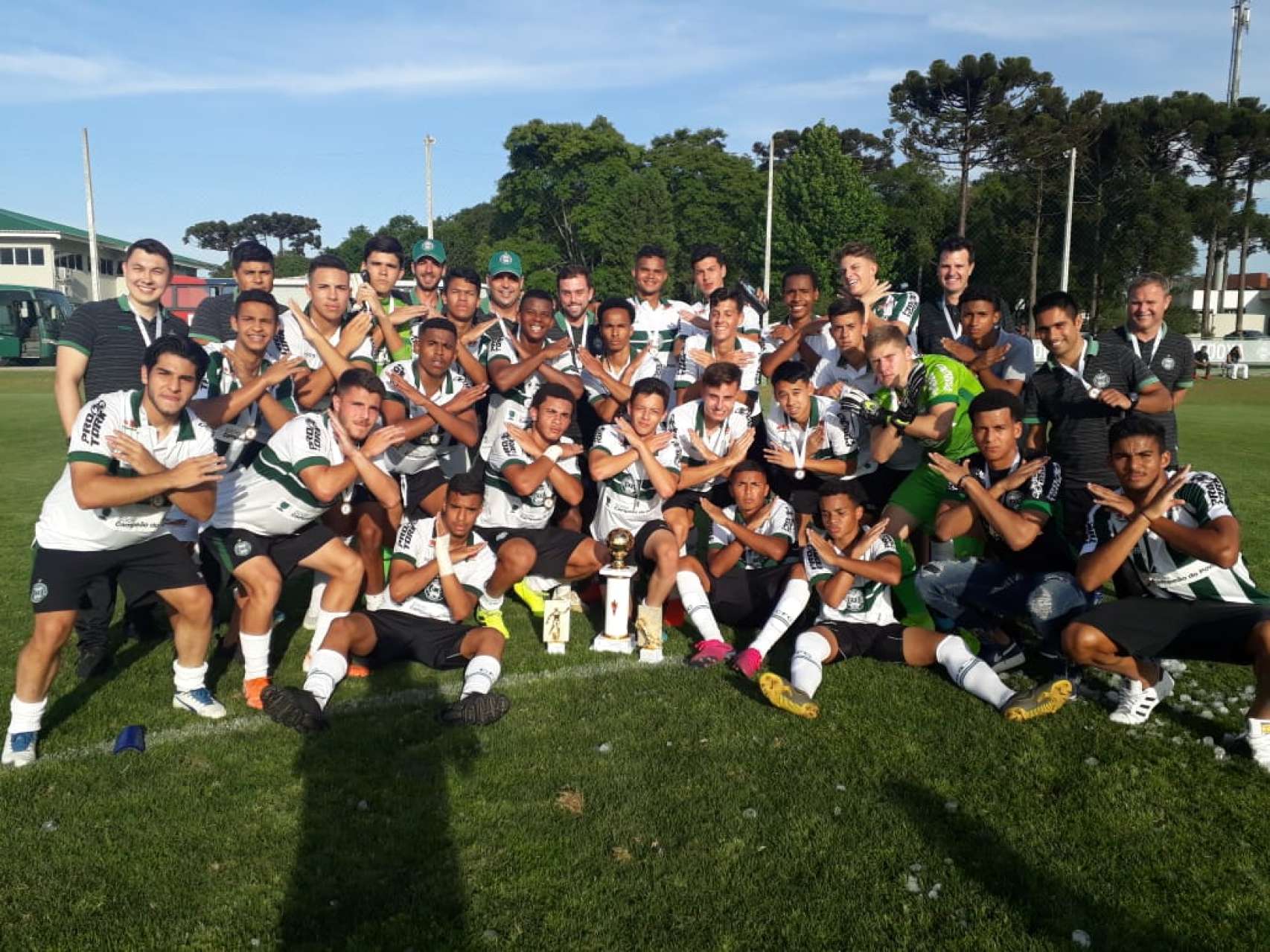 Fim de semana de t�tulos na base