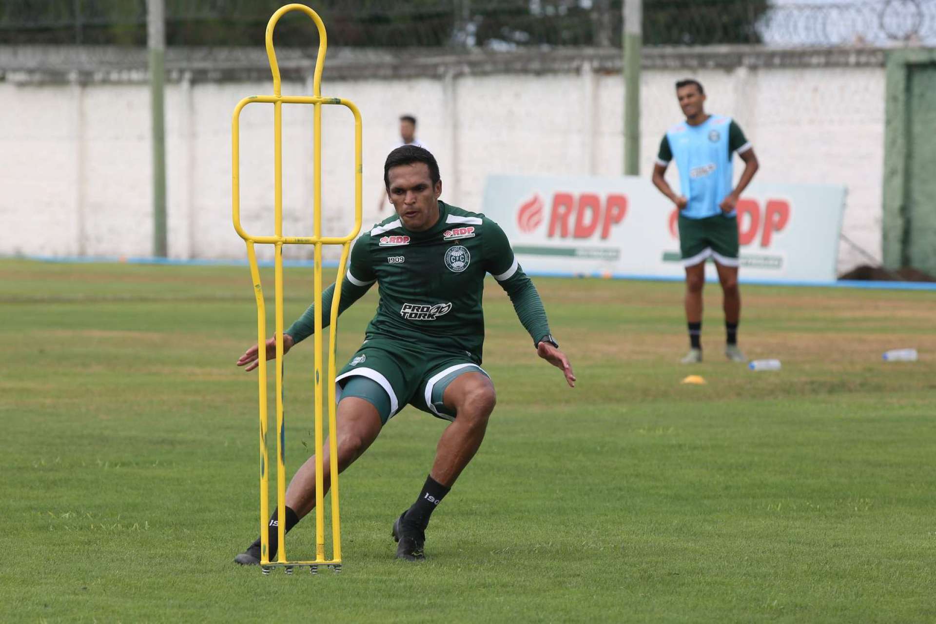 Coxa encaminha renova��es contratuais