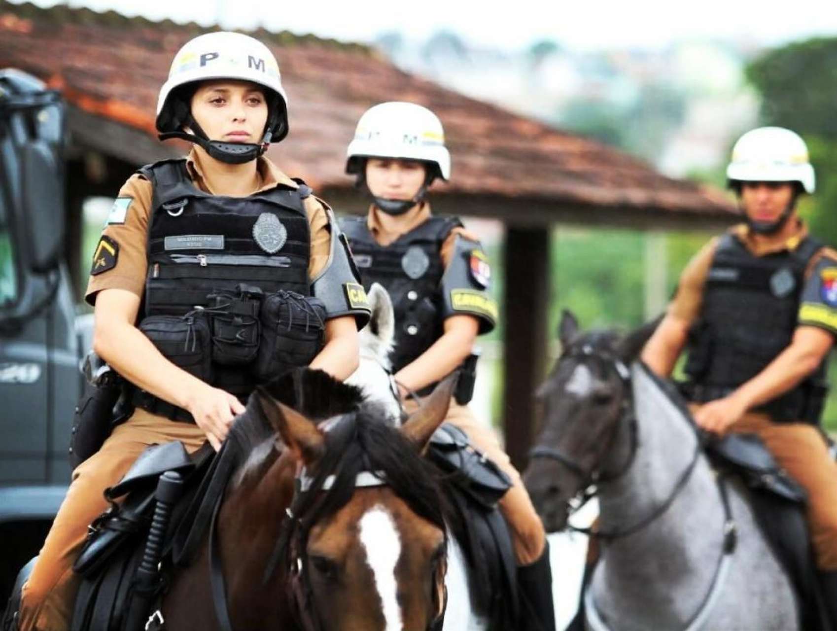 Coritiba parabeniza Regimento de Pol�cia Montada